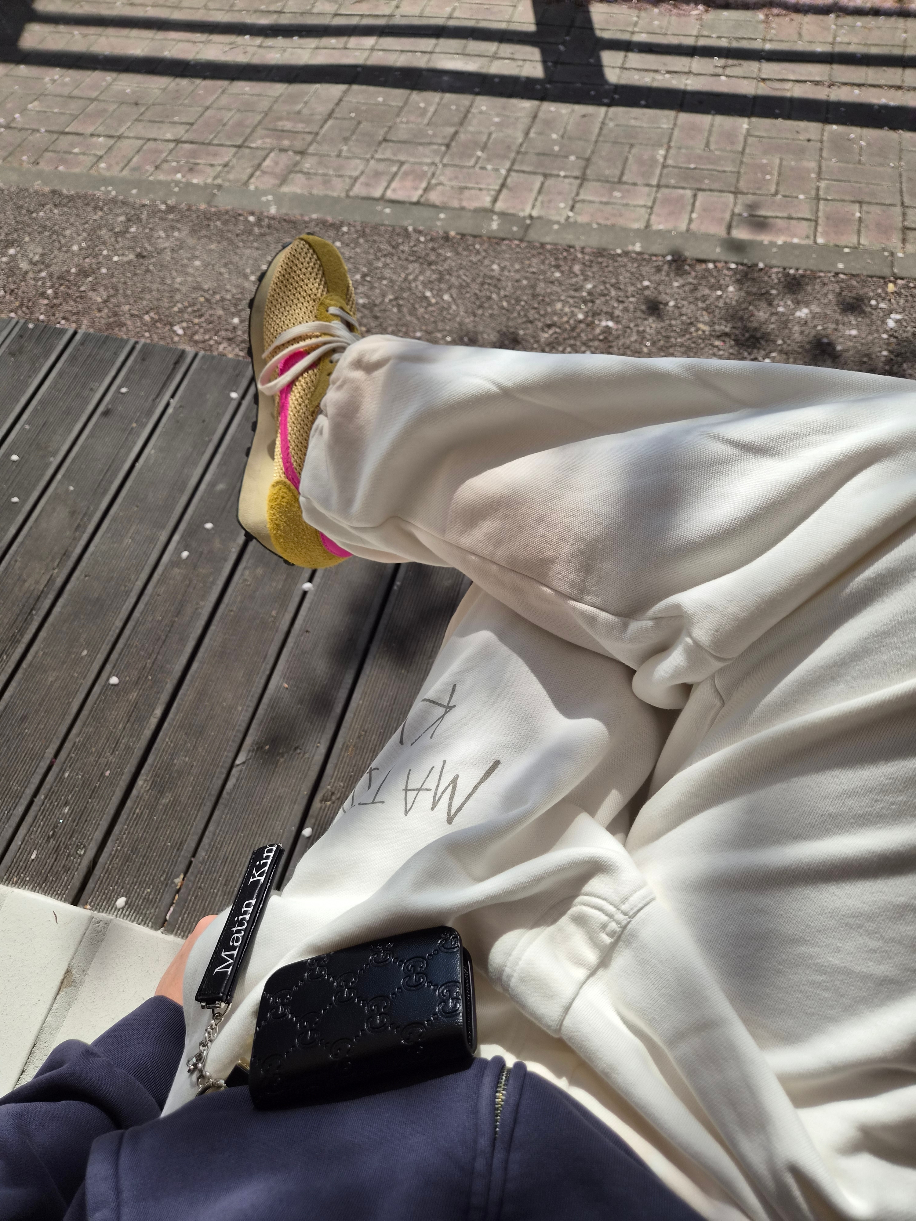 Matin Kim Matin Glove Holder Keyring Black, Matin Kim Vintage Washed Logo Sweatpants In Ivory 착용 스타일 - 1
