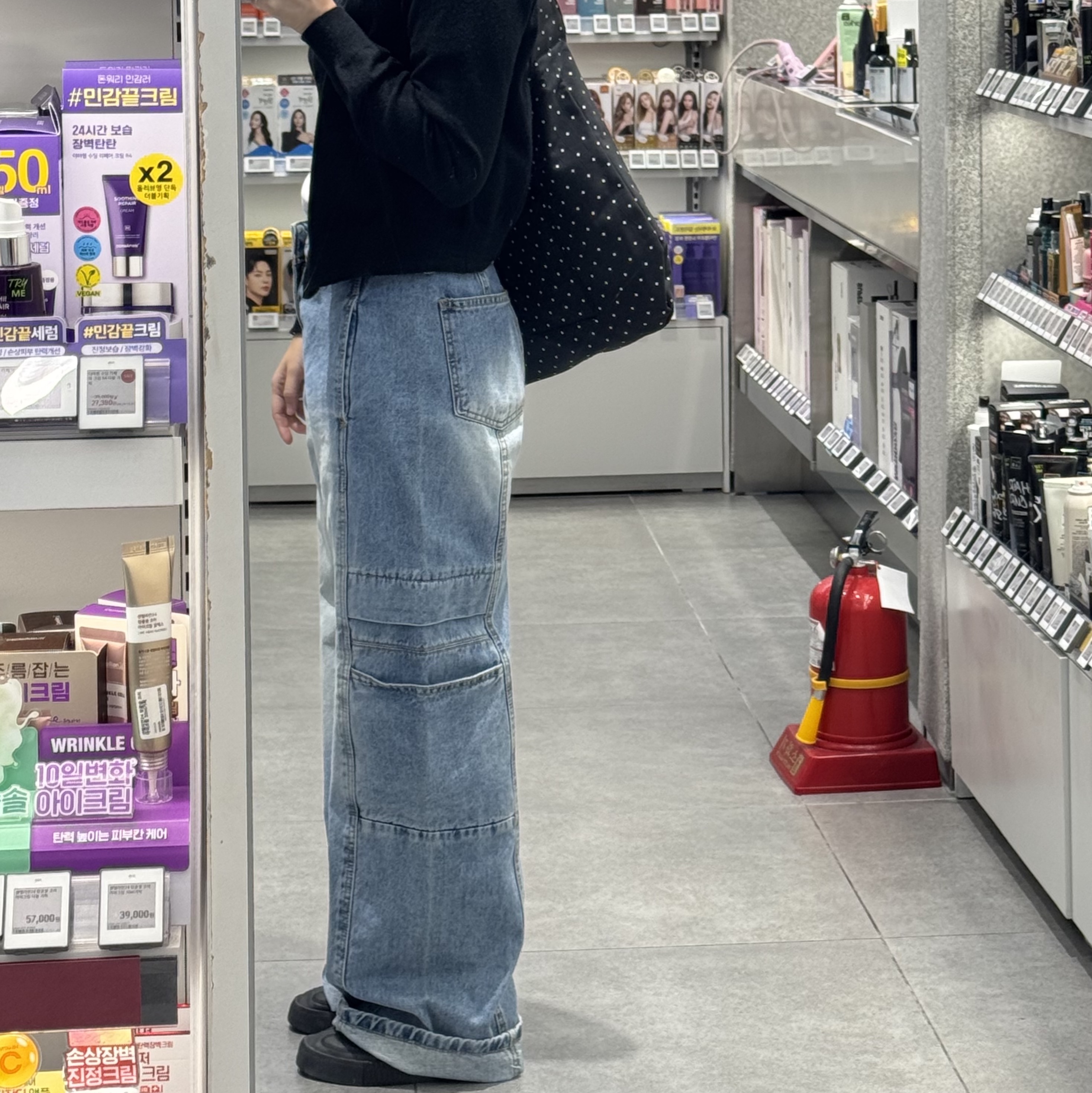 Prada Re-Edition 2000 Re-Nylon Mini Shoulder Bag Black, Louis Vuitton Onthego East West Monogram Empreinte Black 착용 스타일 - 9