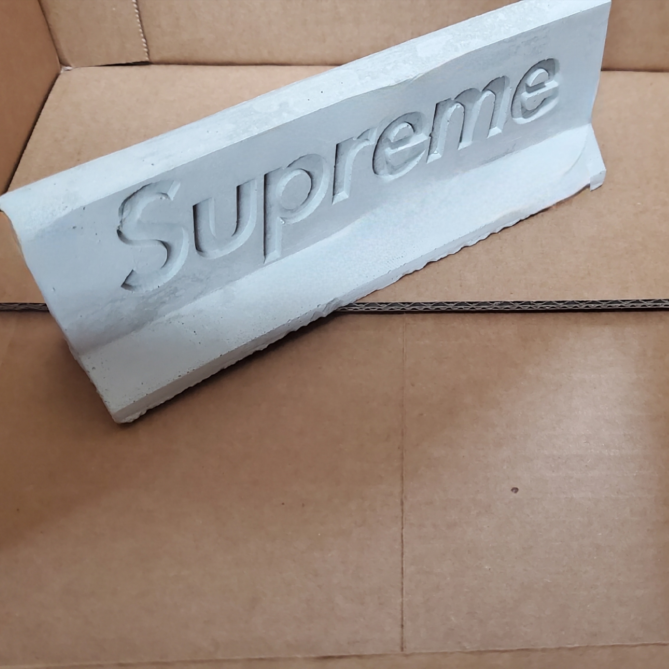 Supreme x Mini Materials 1:12 Scale Jersey Barrier Grey - 26SS 착용 스타일
