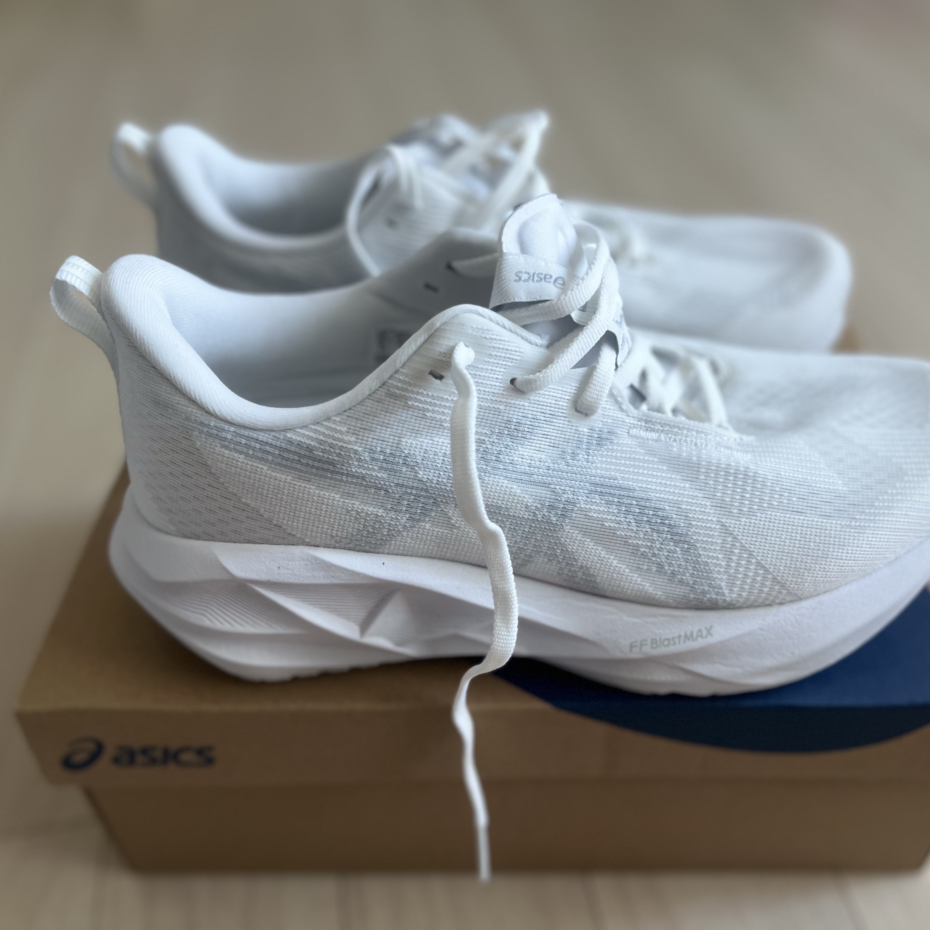 Asics Novablast 5 White Piedmont Grey 착용 스타일 - 1