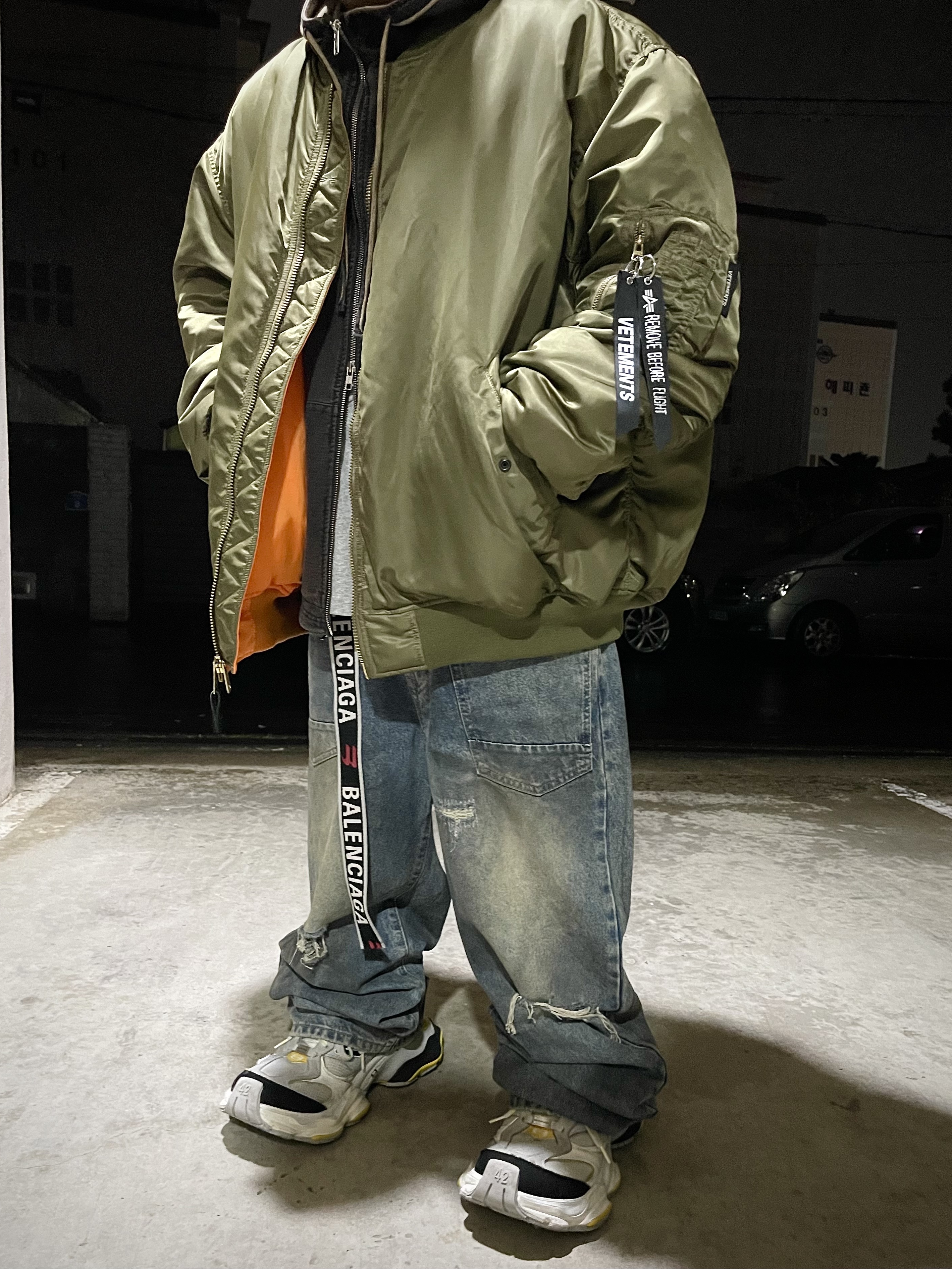 Vetements Reversible Bomber Jacket Khaki, Balenciaga D Ring Belt Grey Red 착용 스타일