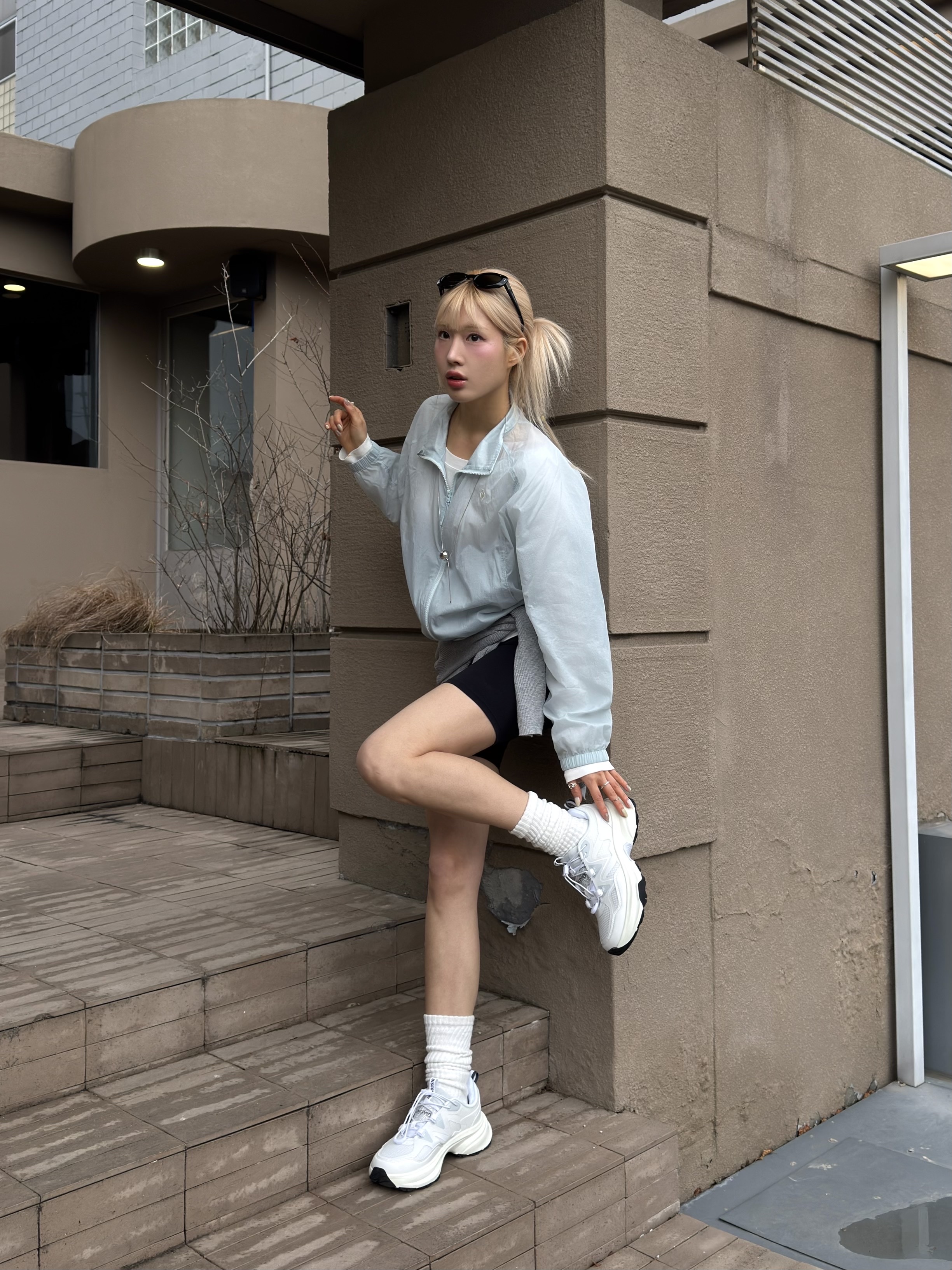 le coq sportif (Online Exclusive) Womens Stand Neck Ultra Light Jacket Green Blue 착용 스타일 - 4