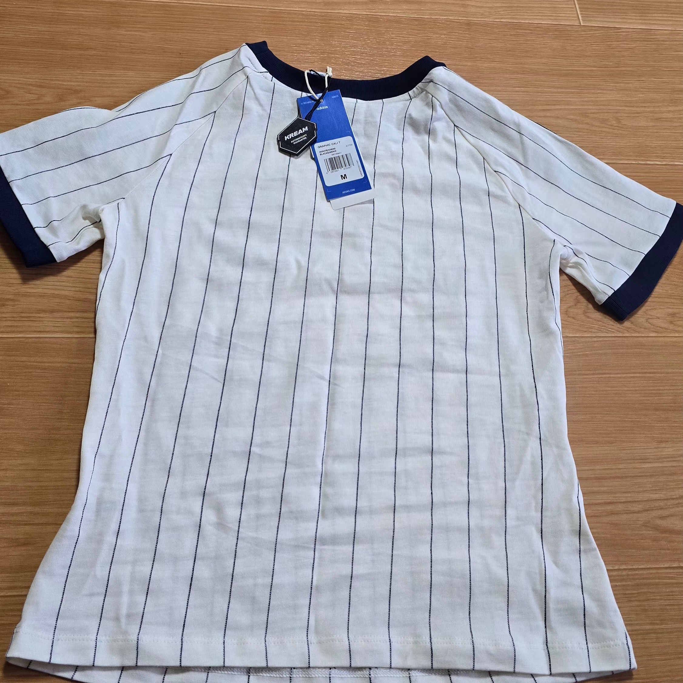 (W) Adidas Linear Cali Graphic T-Shirt Off White Night Indigo - KR Sizing 착용 스타일 - 1