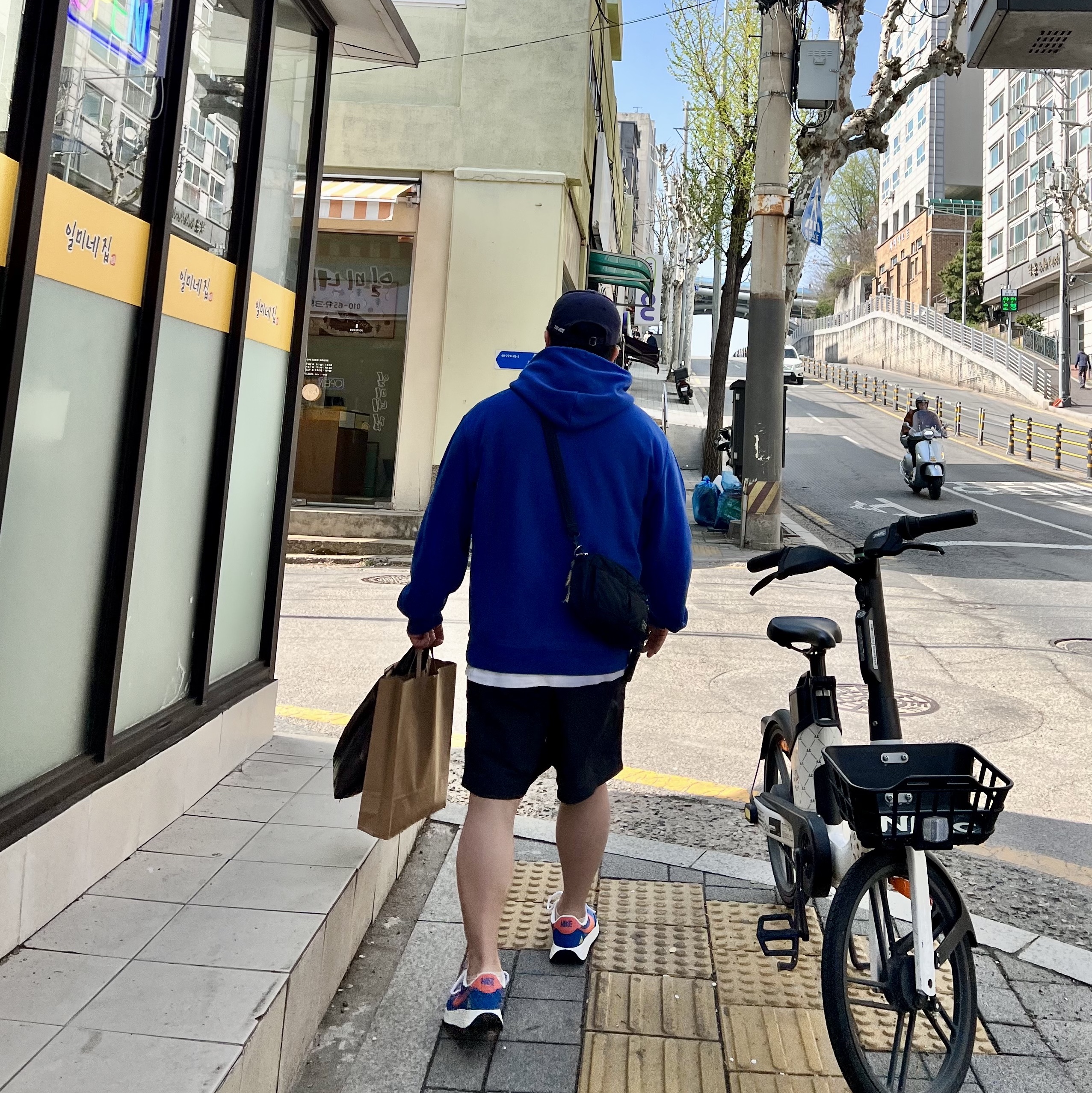Nike ACG LDV Brilliant Blue Sail, Palace P 6-Panel Navy 착용 스타일