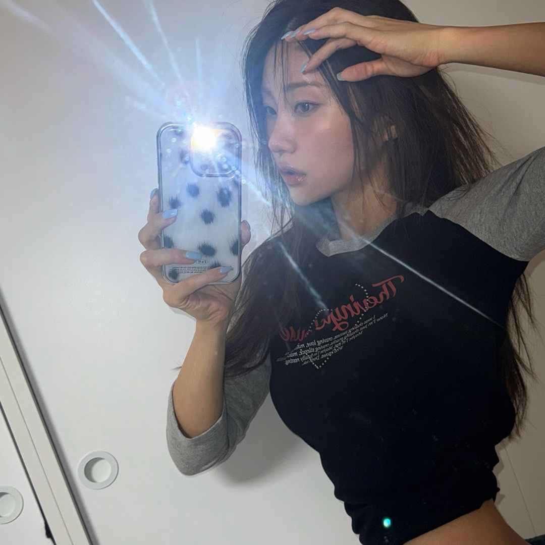 Thevinylhouse Love Raglan Ls Tee (W) Black 착용 스타일