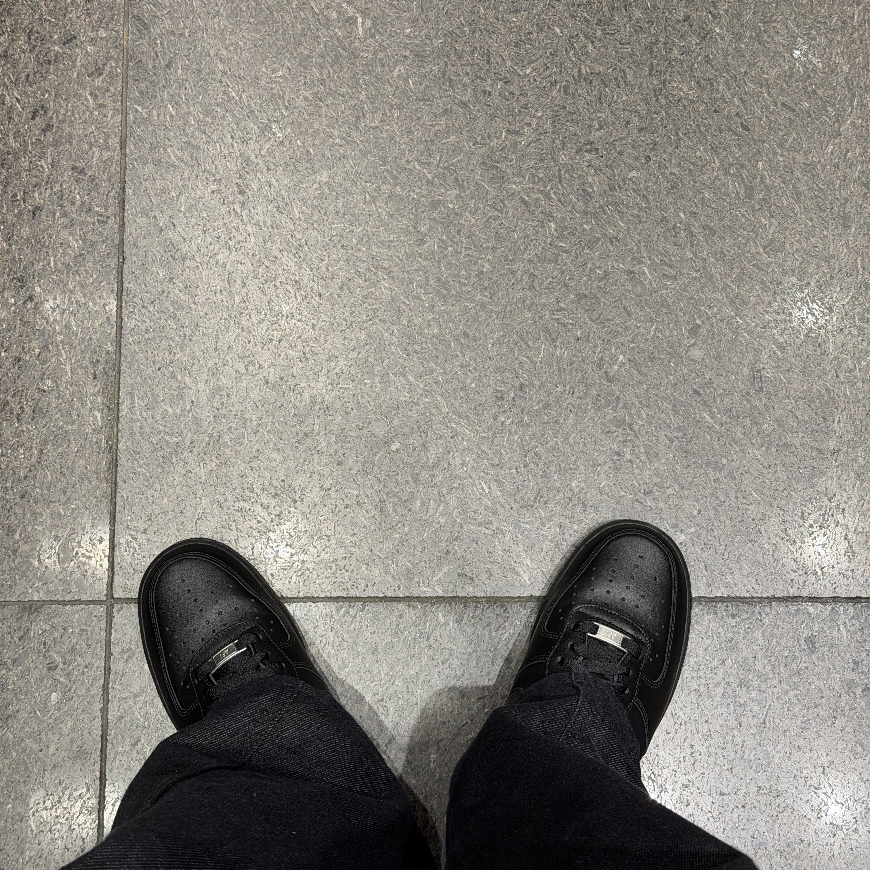 Nike Air Force 1 '07 Low Triple Black 착용 스타일