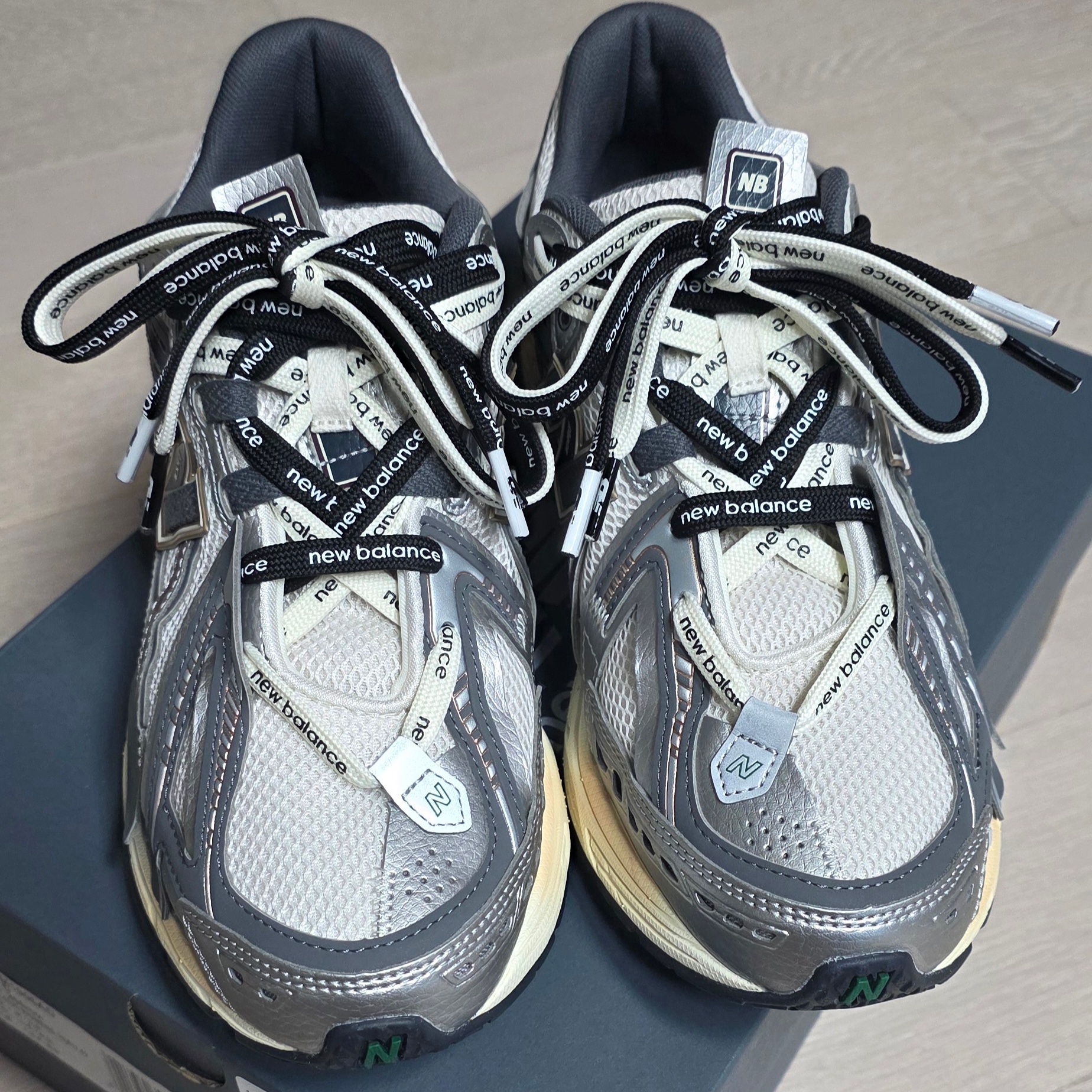 New Balance 1906A Silver Metallic Castlerock 착용 스타일 - 1