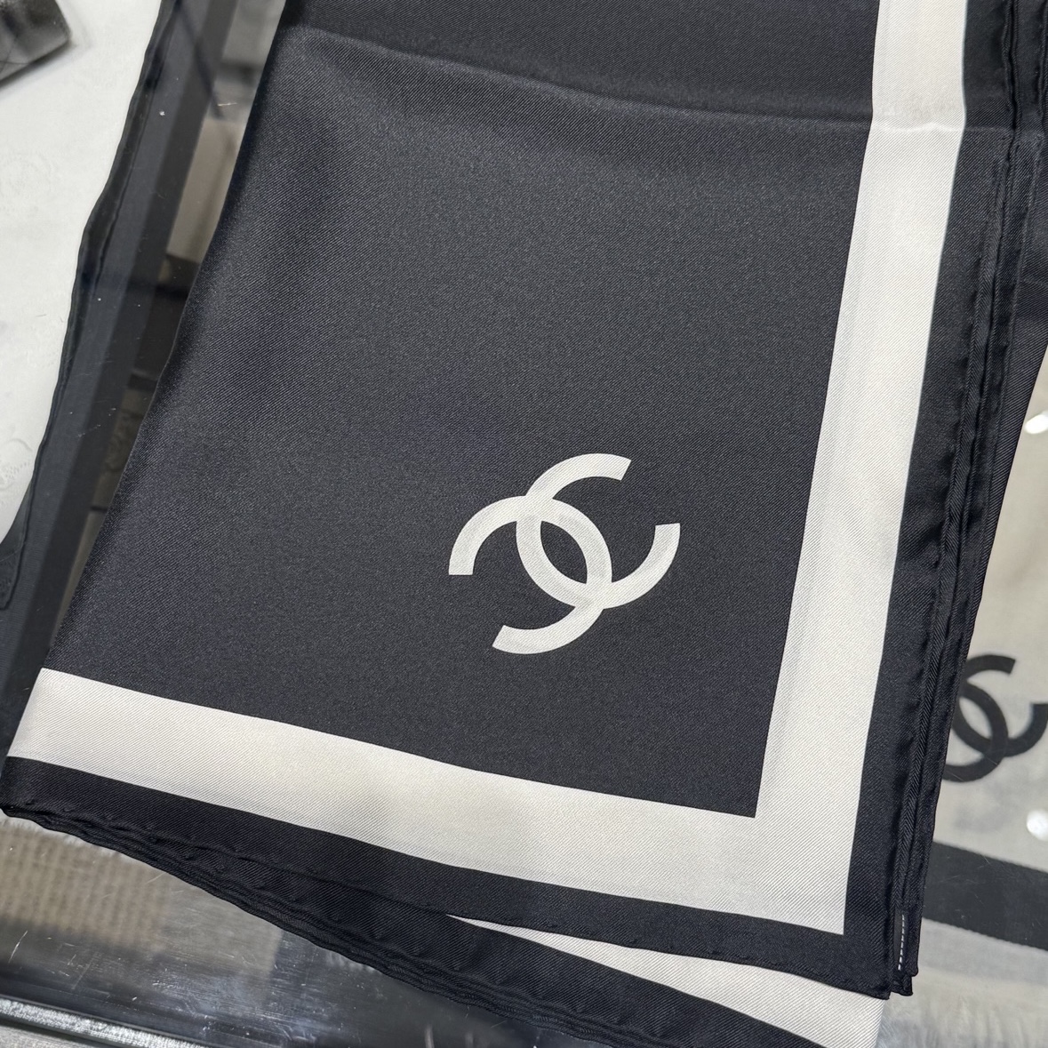 Chanel Square Scarf Silk Twill & Black Ivory, Chanel Square Scarf Silk Twill & Ecru Black 착용 스타일