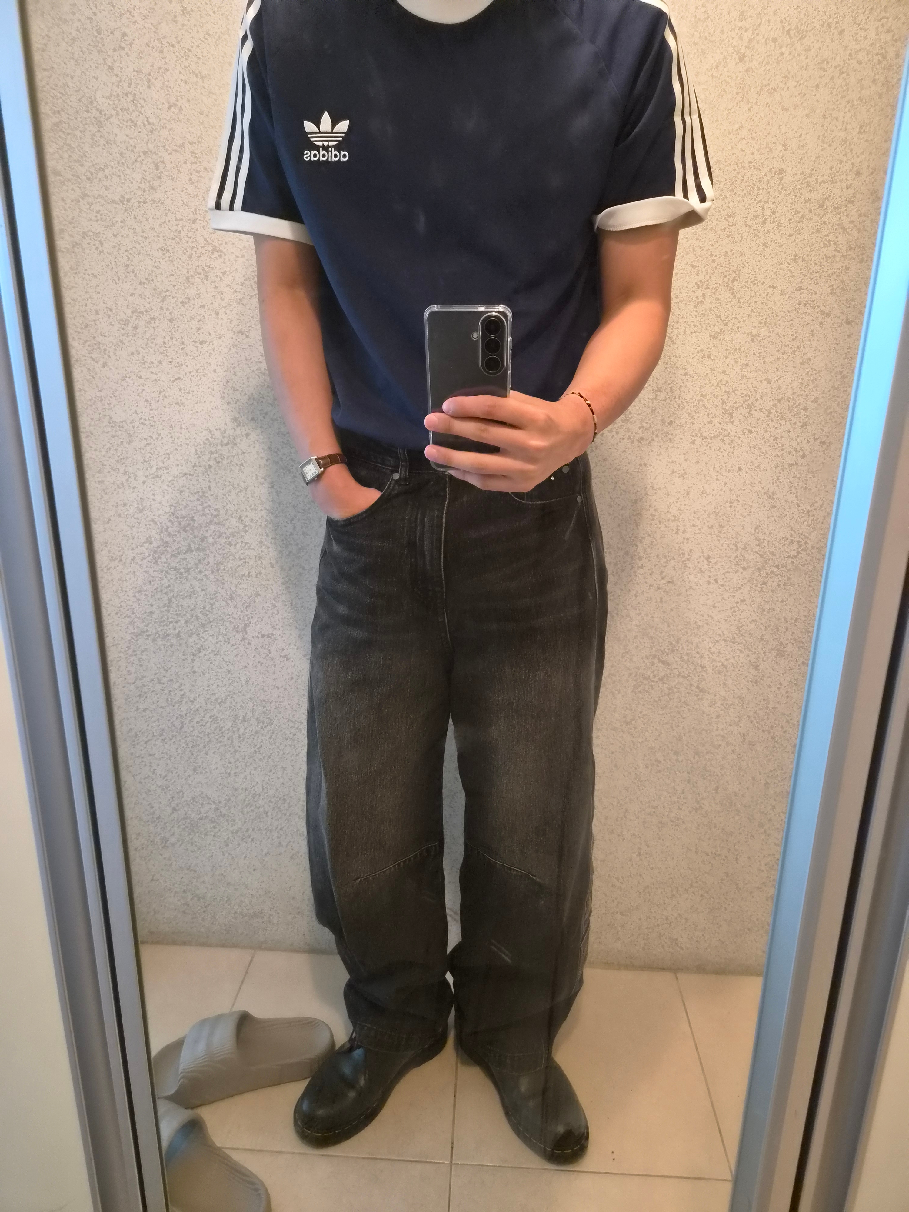 Adidas Adicolor Classics 3-Stripes T-Shirt Night Indigo - KR Sizing, Karactor Vintage Emblem Denim Pants Black 착용 스타일 - 2