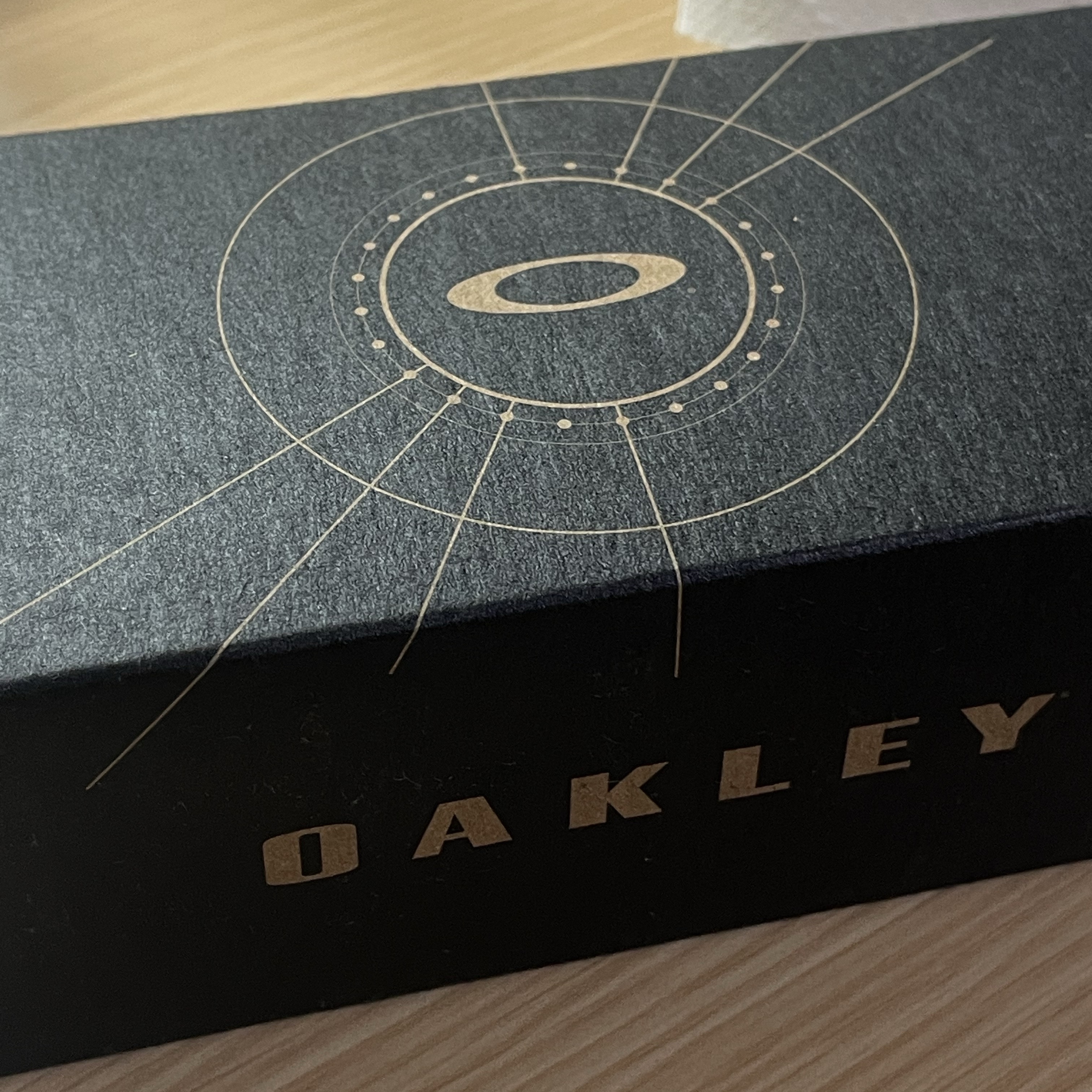 Oakley Lateralis Matte Black Ink Frame Prizm Grey Lenses High Bridge Fit 착용 스타일 - 1