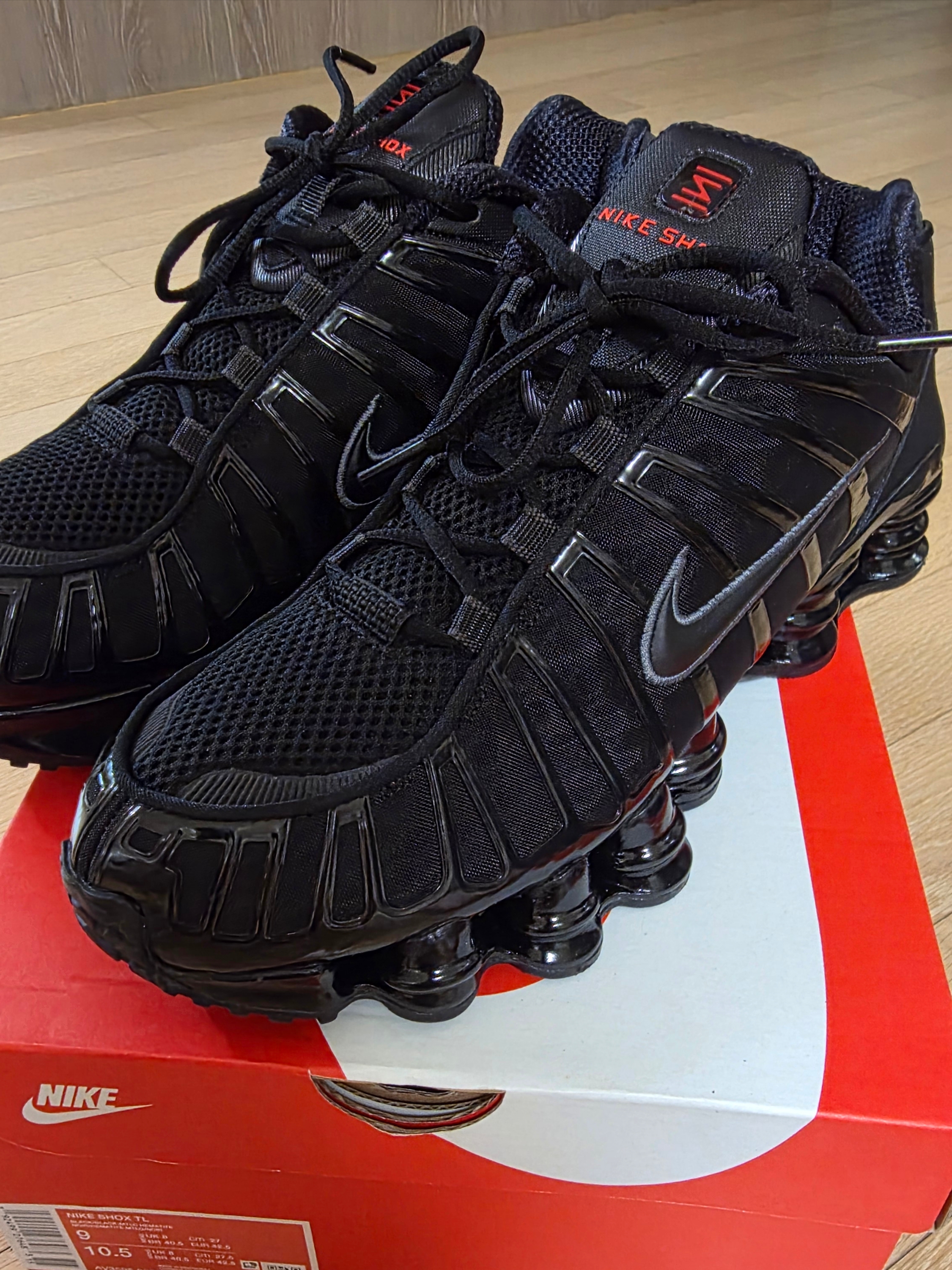 New Balance x Kian84 Run To Live Color Point Performance Mesh Cap Black, Nike Shox TL Black Metallic Hematite 착용 스타일 - 4