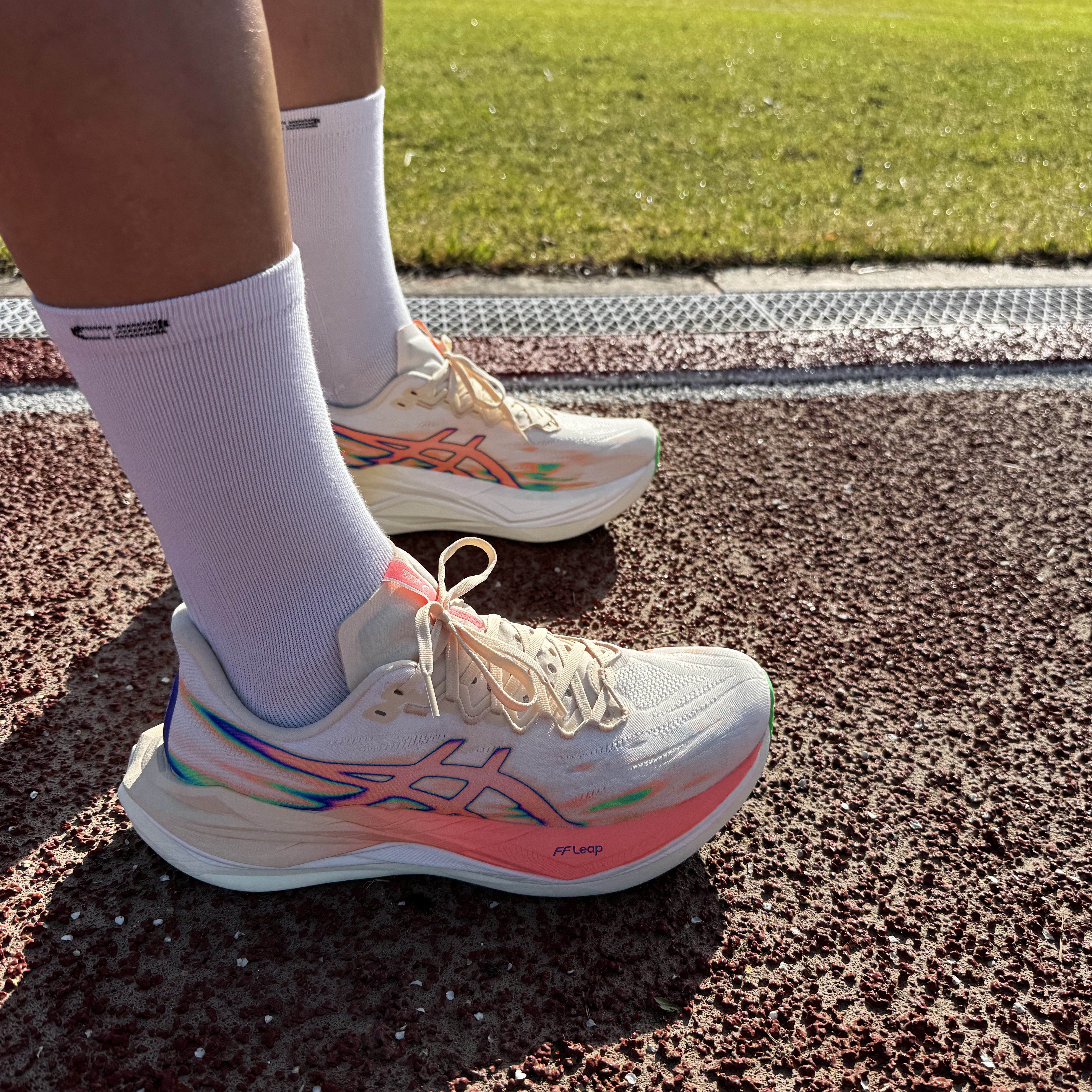 Asics Superblast 3 Seashell Sun Coral 착용 스타일 - 2