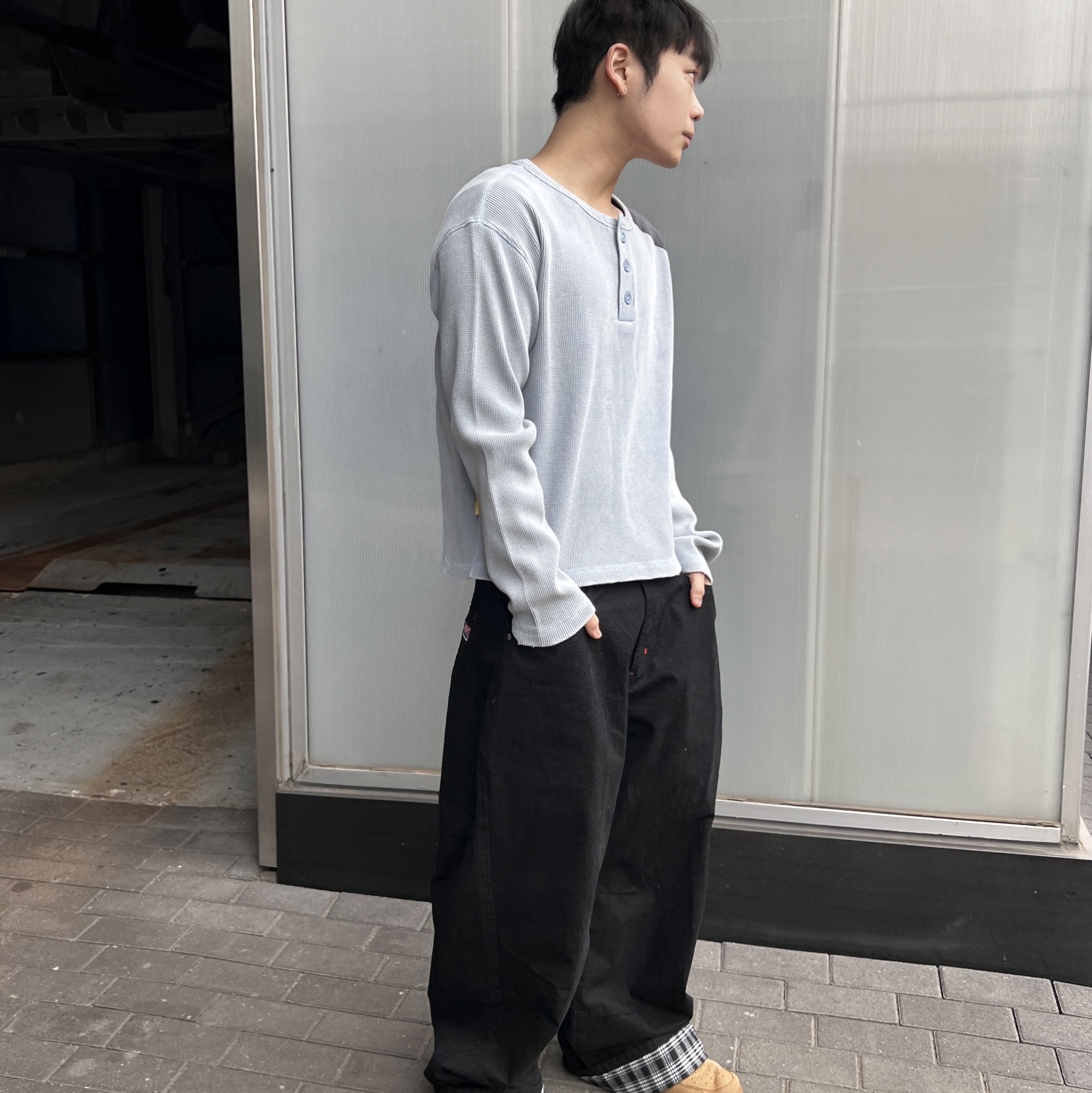 MAINBOOTH Washed Henley T-shirt SKY BLUE 착용 스타일 - 1