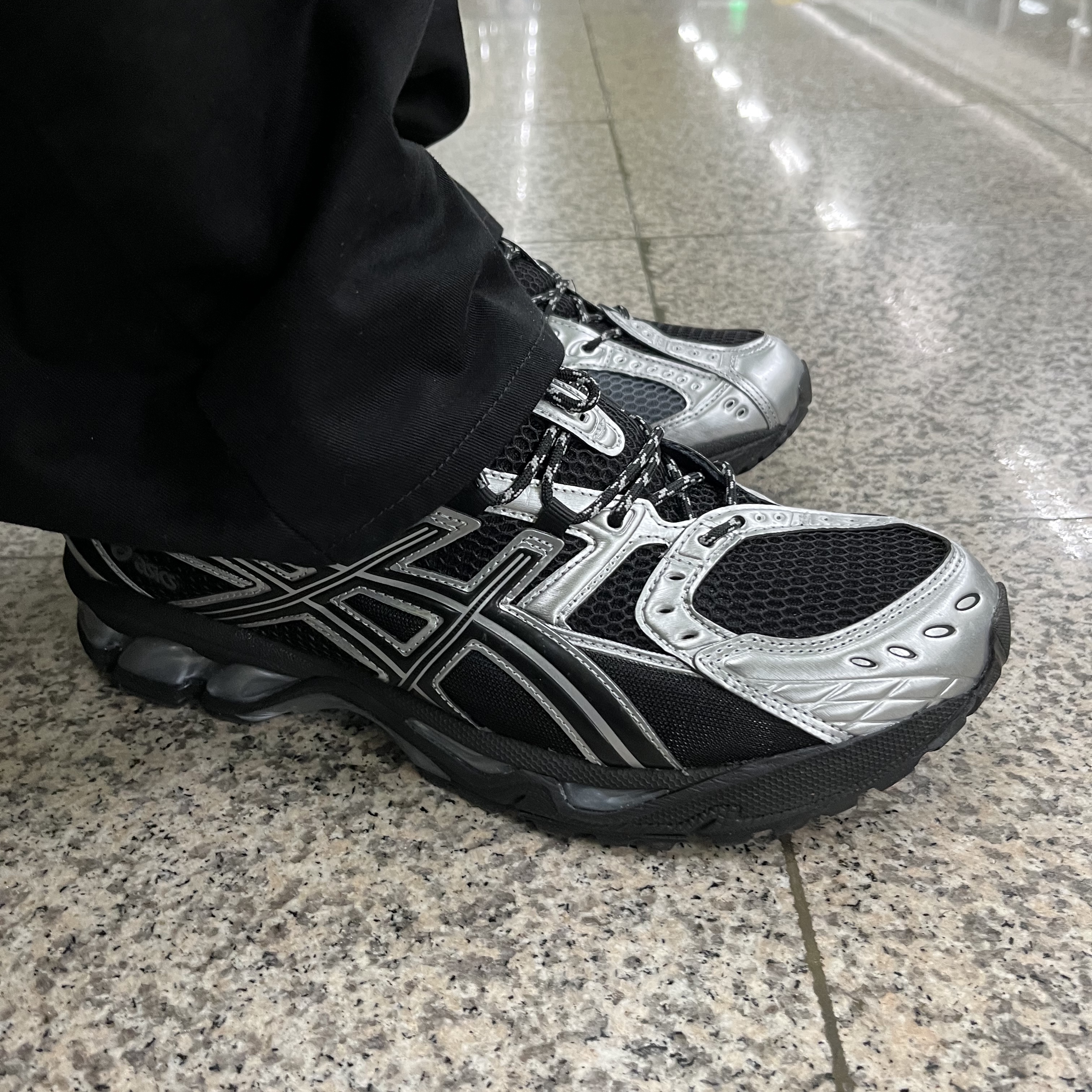 Asics Gel-Nimbus 10.1 Black Pure Silver - Korea Exclusive 착용 스타일 - 2