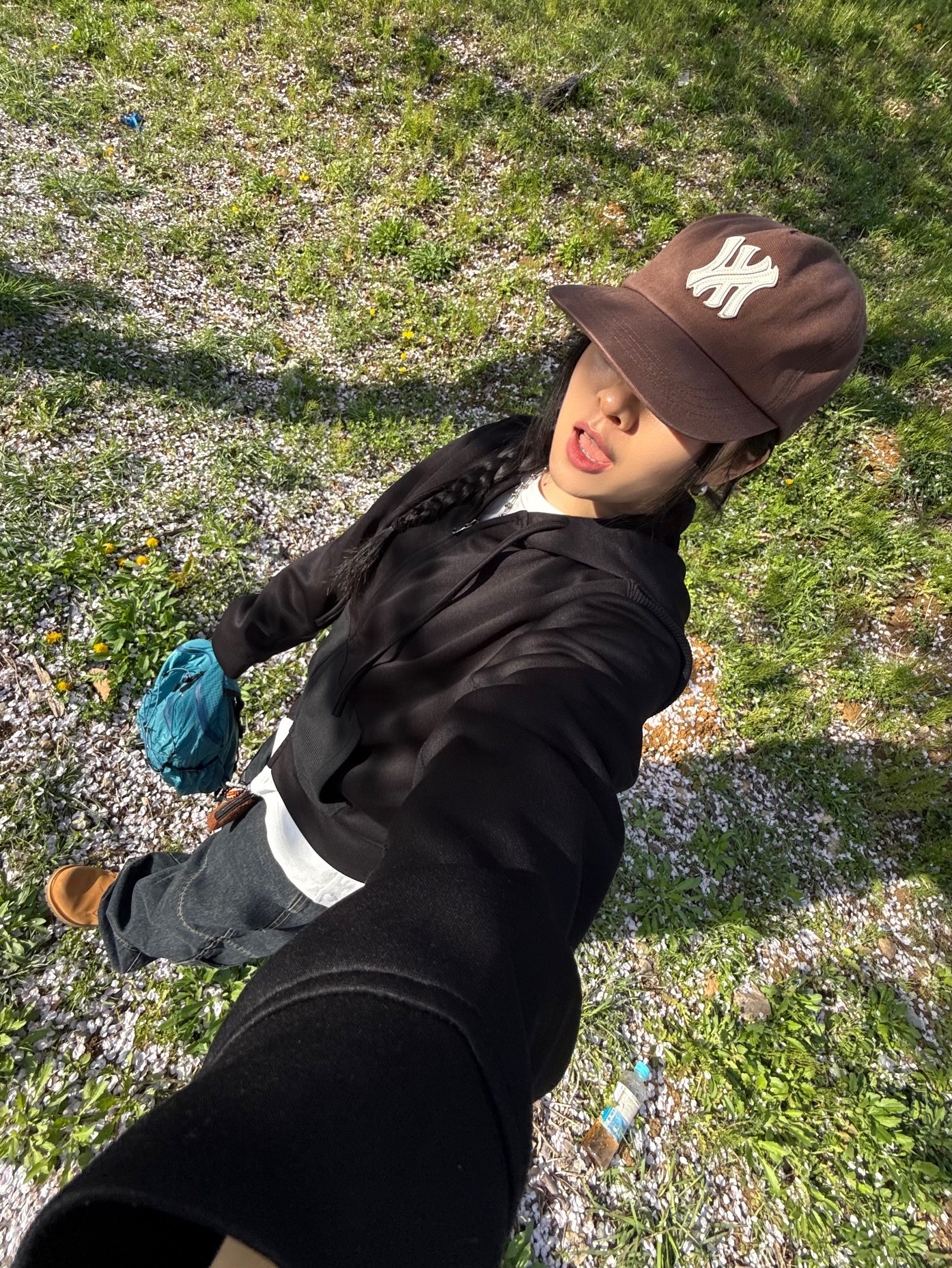 Farfromwhat Far Patch Logo Cap Brown 착용 스타일