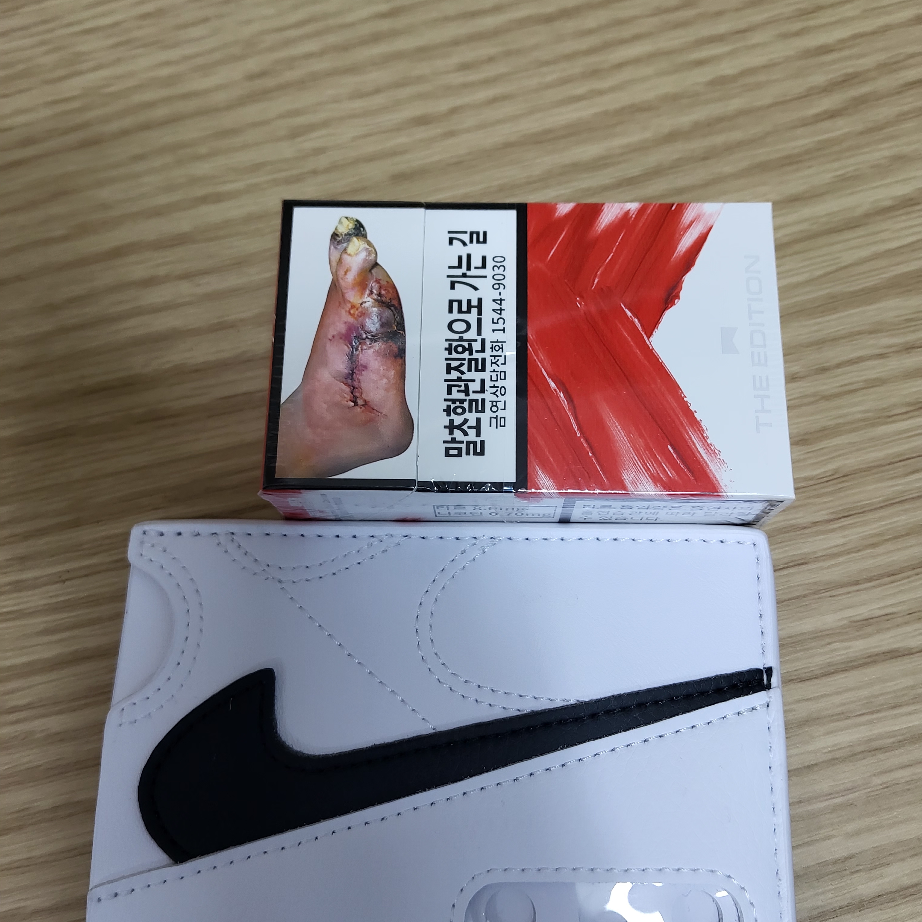 Nike Icon Air Max 90 Card Wallet White 착용 스타일