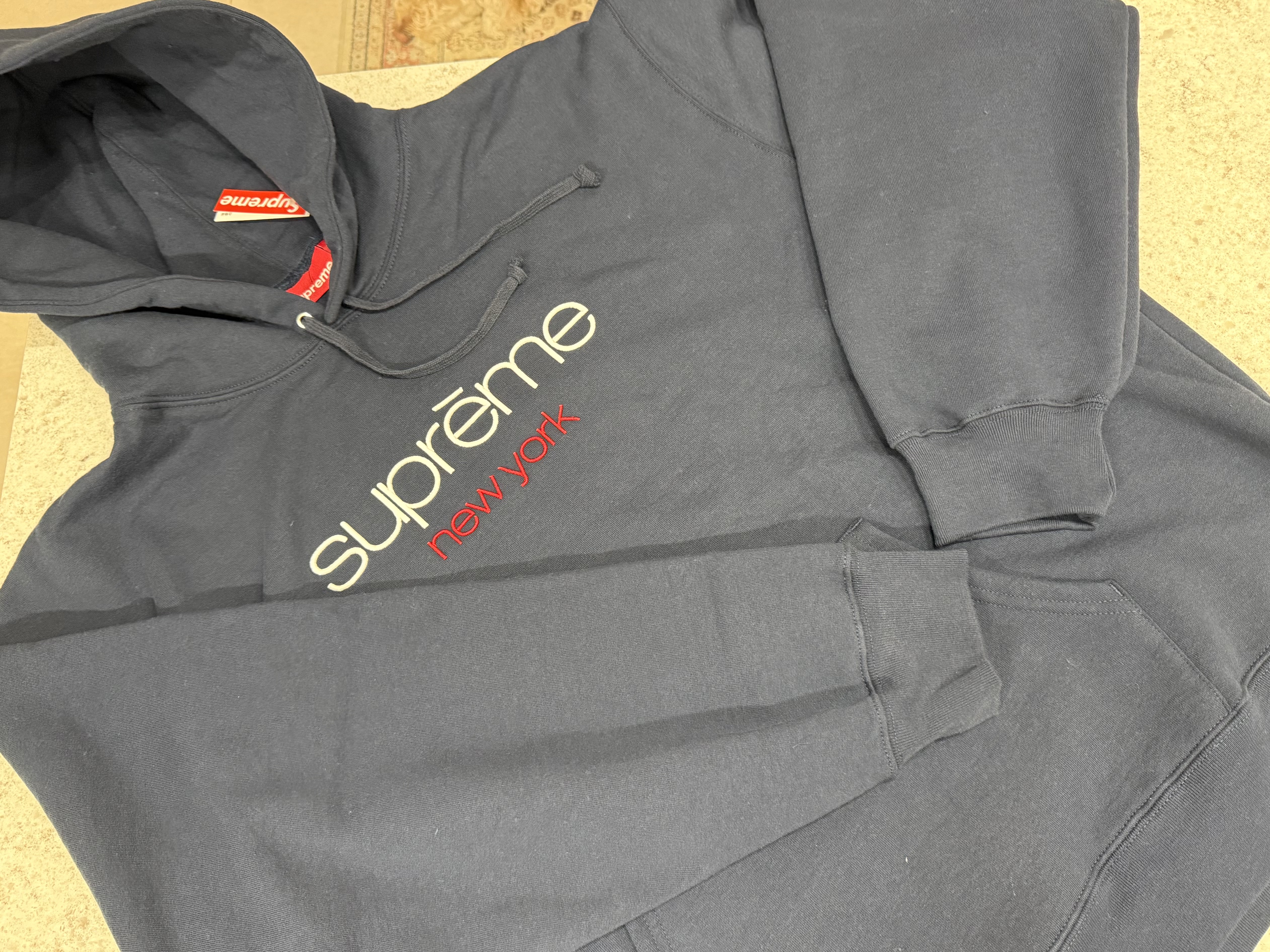 Supreme Classic Logo Hooded Sweatshirt Navy - 26SS, Supreme x Playboy L/S Football Top Black - 26SS 착용 스타일 - 4