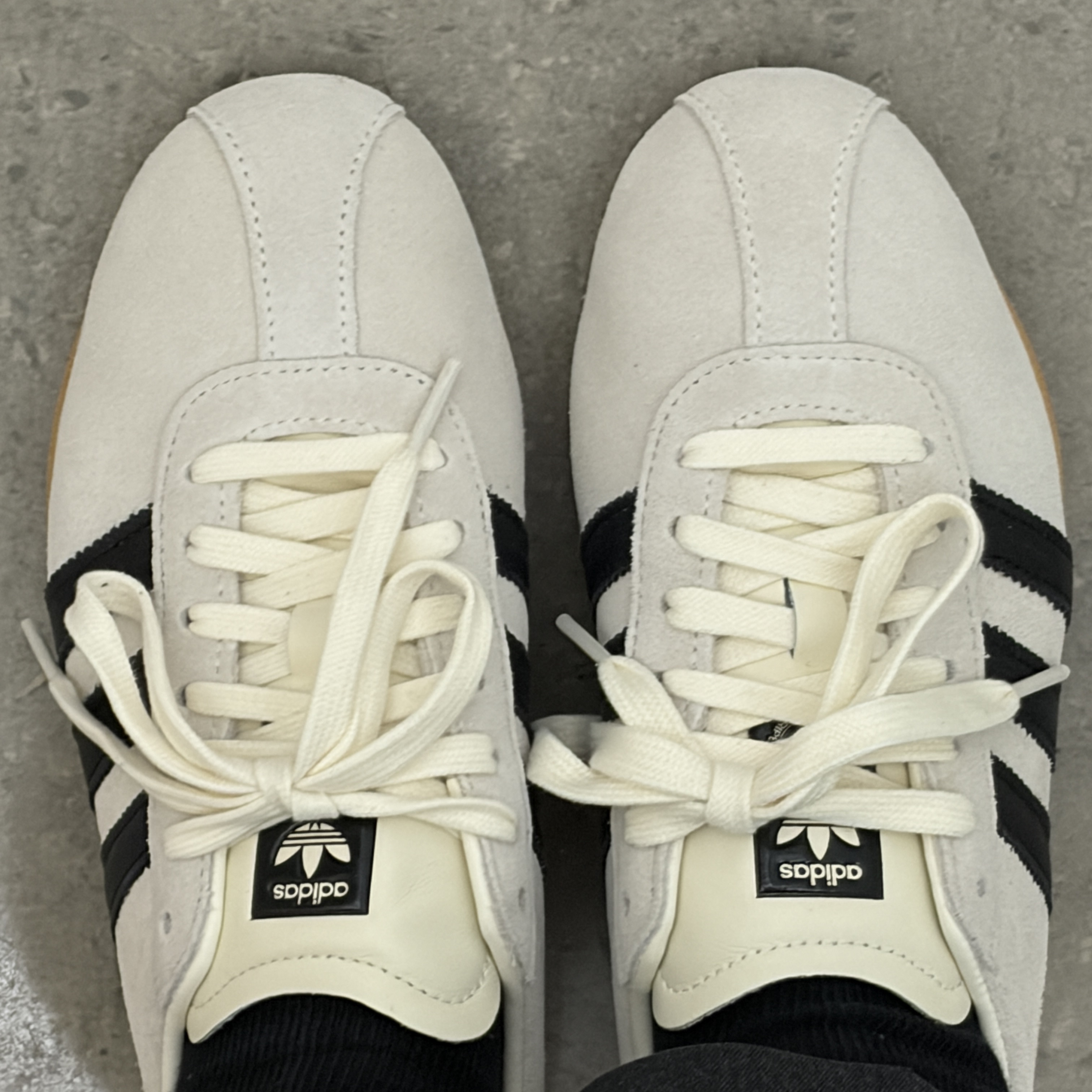 (W) Adidas Tokyo Off White Core Black 착용 스타일
