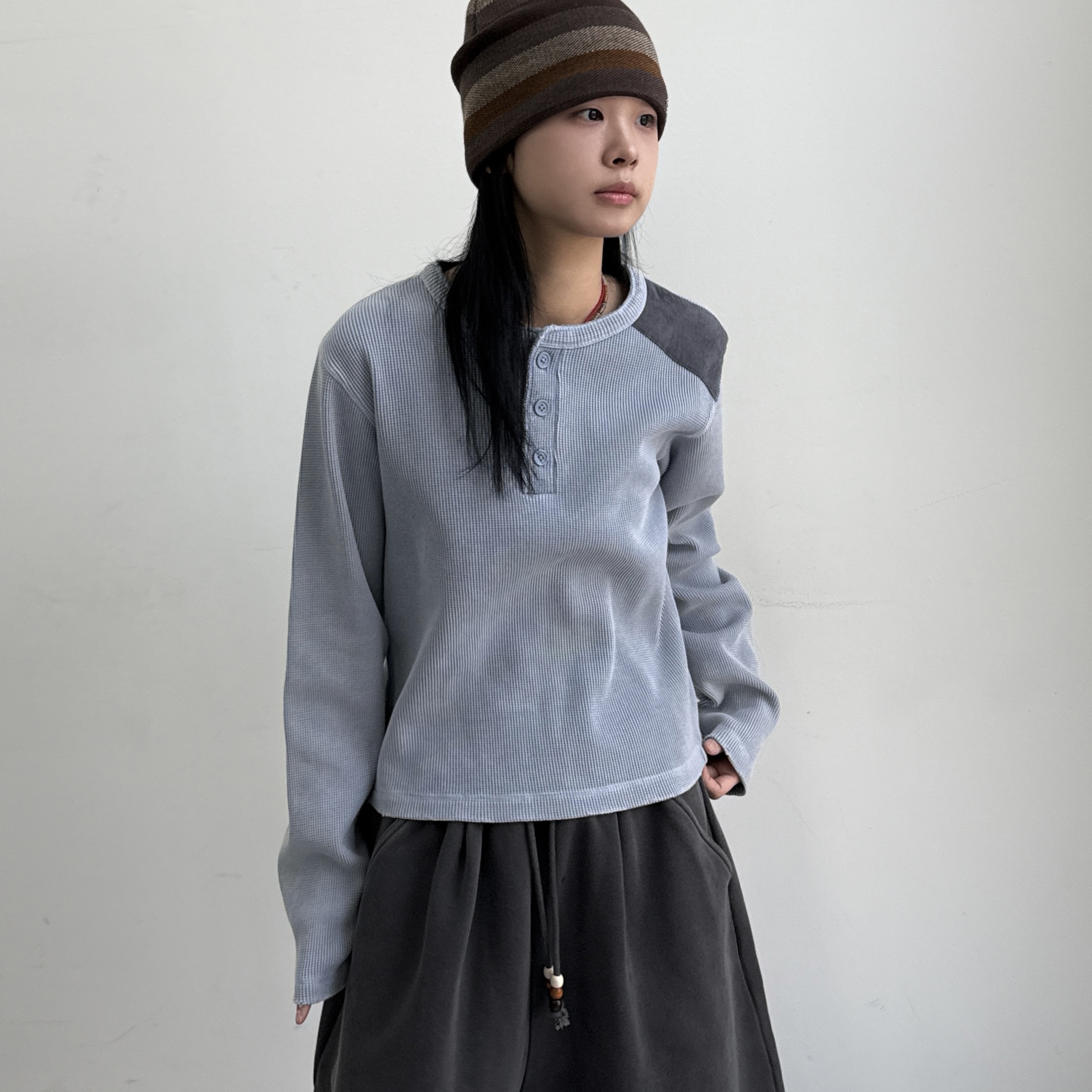 MAINBOOTH Washed Henley T-shirt SKY BLUE 착용 스타일 - 2