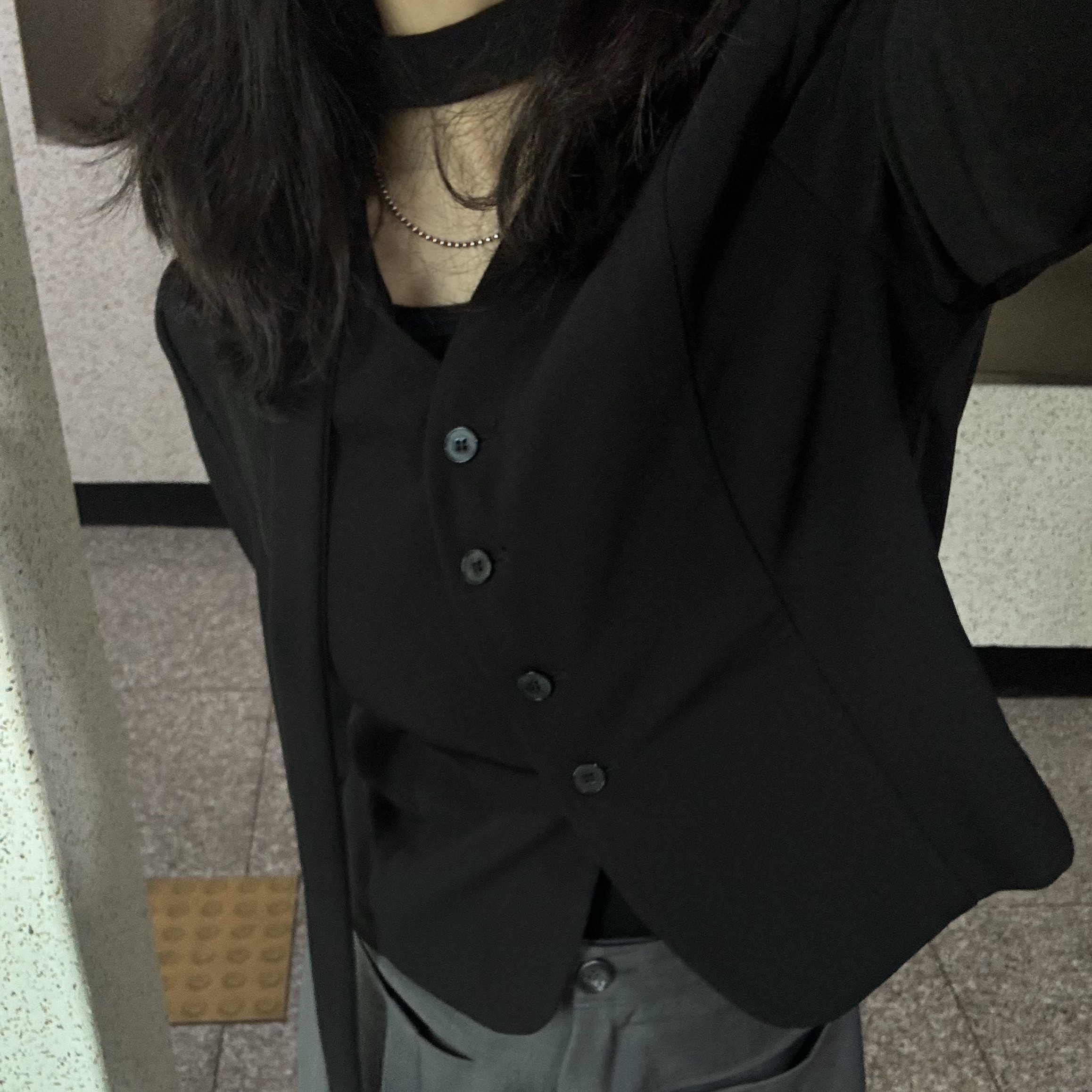 Prada Re-Edition 2000 Re-Nylon Mini Shoulder Bag Black, Louis Vuitton Onthego East West Monogram Empreinte Black 착용 스타일 - 1