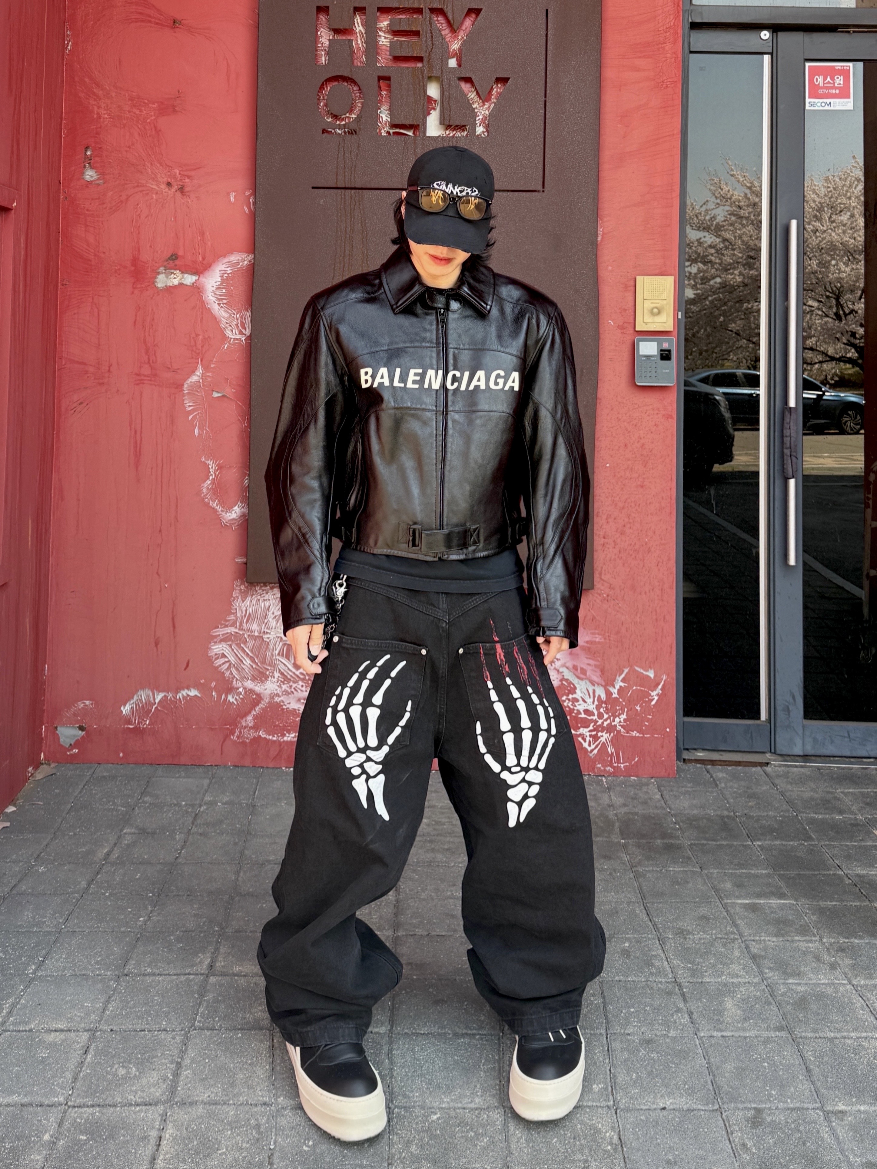 Rick Owens Hollywood Mega Bumper Geobasket in Full Grain Calf Leather Black Milk 착용 스타일 - 2