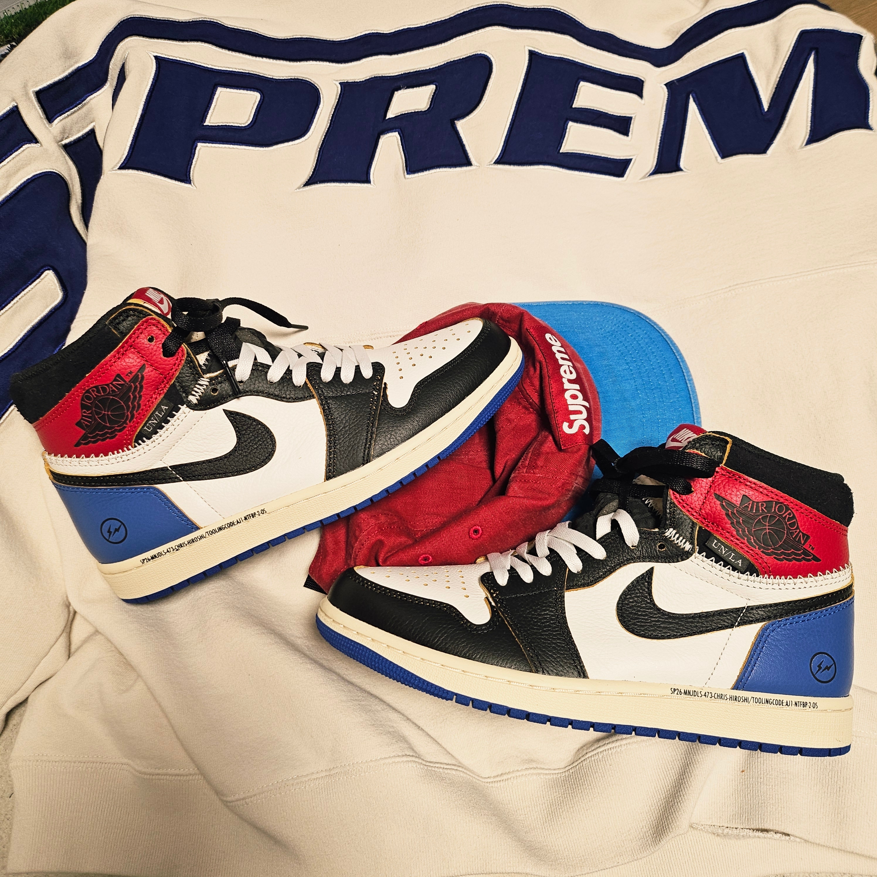 Jordan 1 x Fragment x Union LA Black and Varsity Red, Supreme Pigment 2-Tone Camp Cap Red - 24SS 착용 스타일 - 1