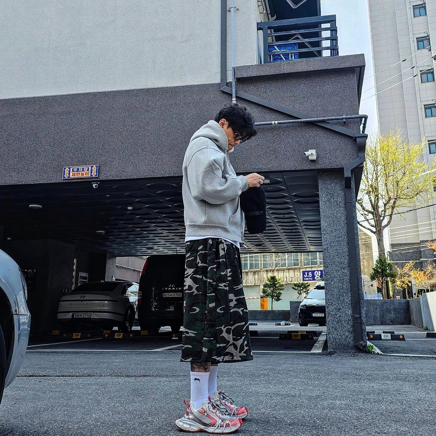 Balenciaga 3XL Sneakers White Red, Stussy Small Stock Crew Socks White (3 Pack) 착용 스타일