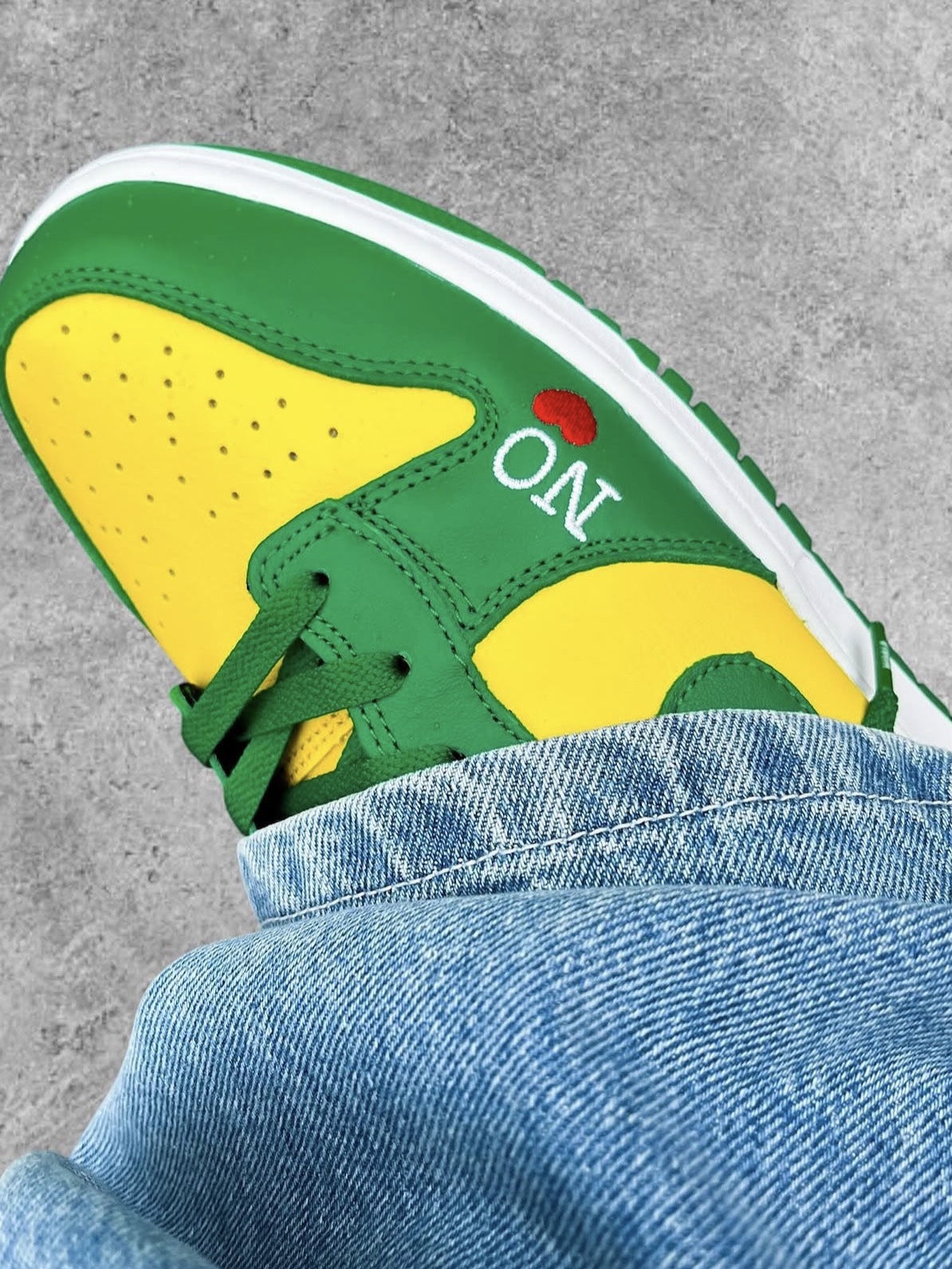 Nike x Supreme SB Dunk High OG QS By Any Means Varsity Maize Pine Green 착용 스타일 - 3
