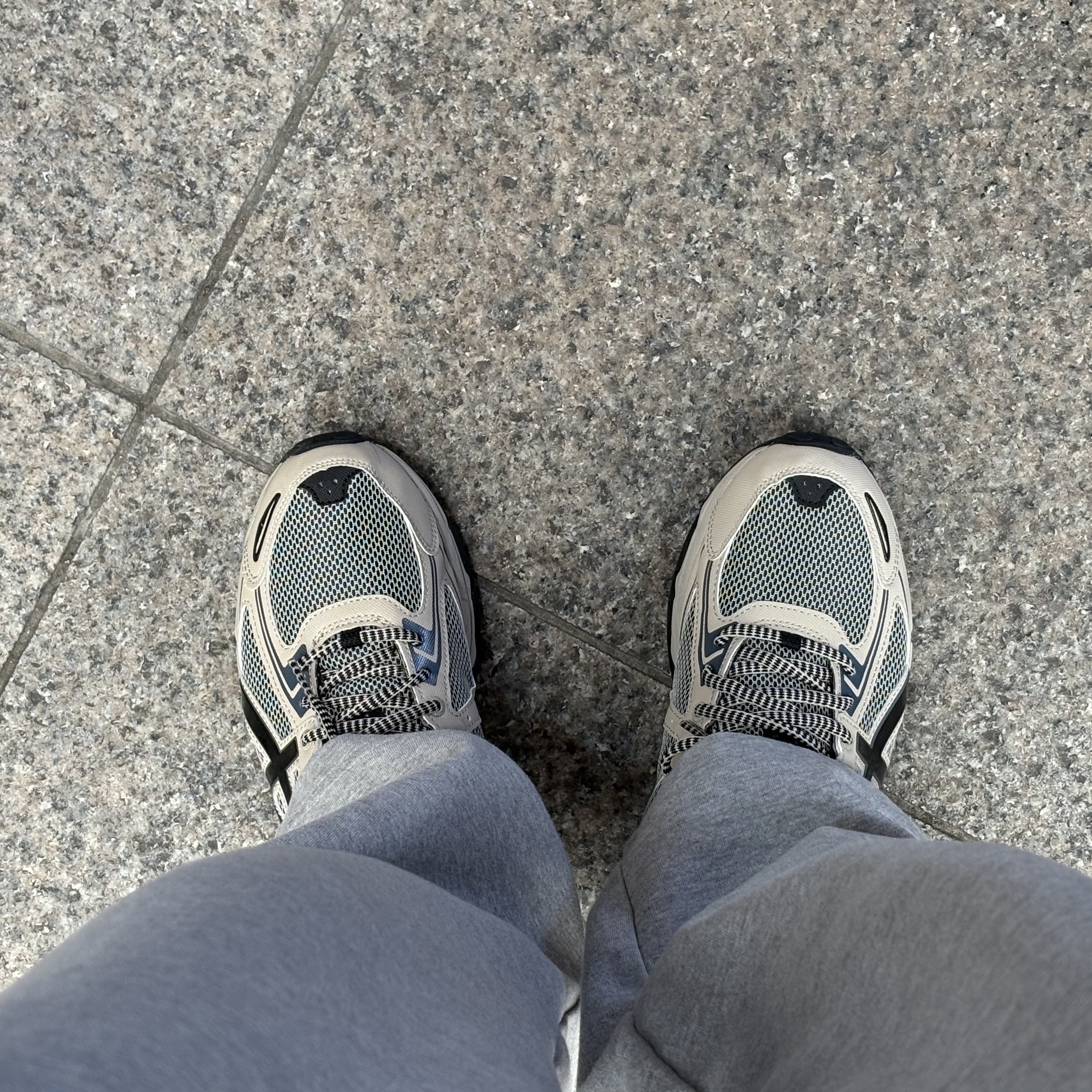 Asics Gel-Venture 6 Feather Grey Black 착용 스타일