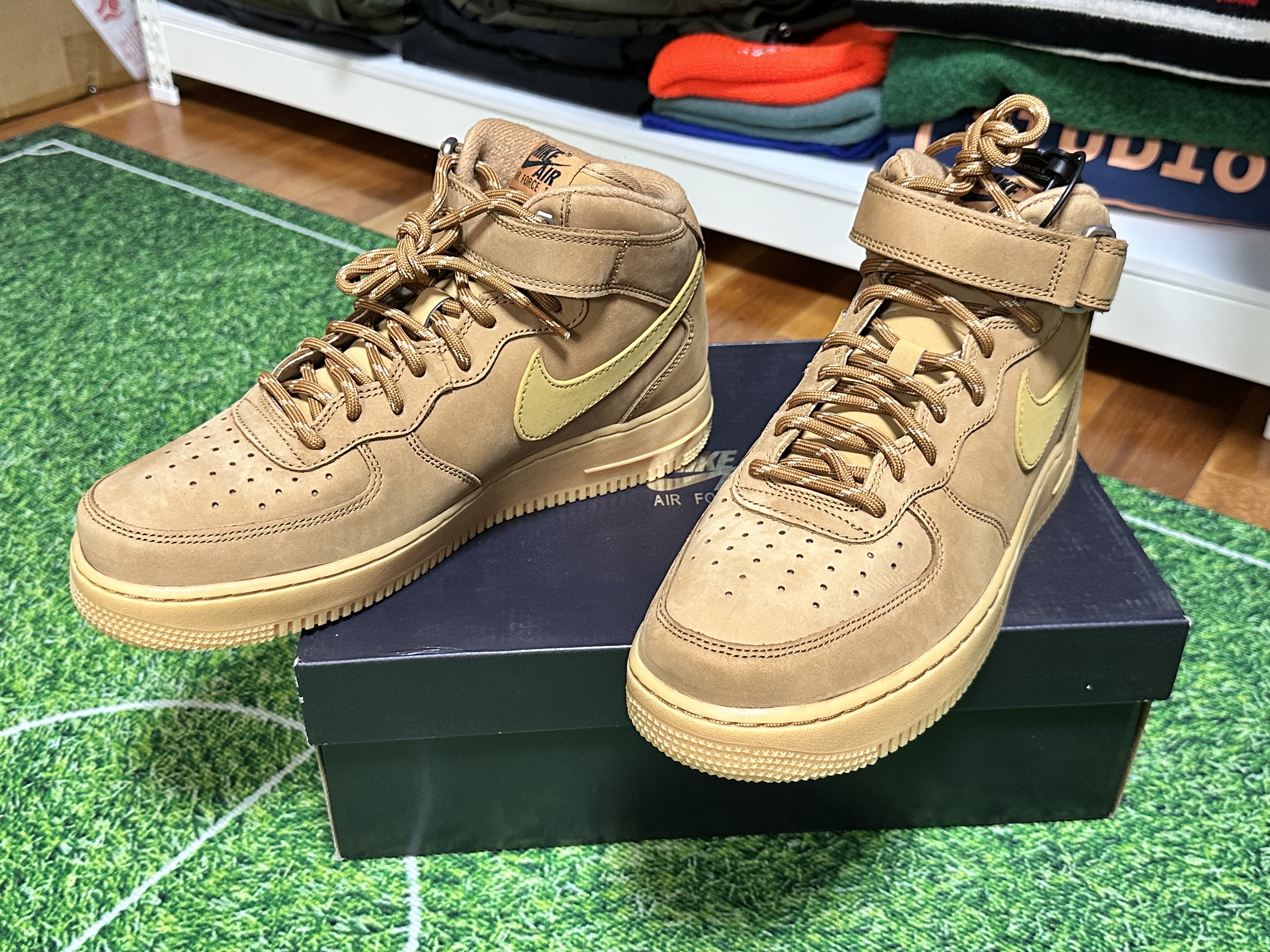 Nike Air Force 1 Mid '07 WB Flax 착용 스타일
