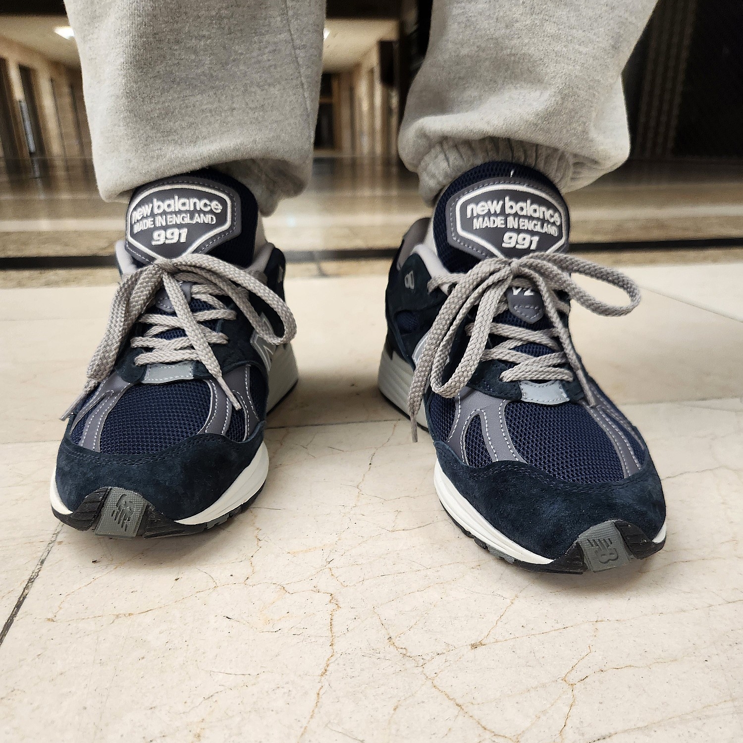 New Balance 991v2 Made in UK Dark Navy Smoked Pearl, KAVU Fleece Strap Cap Black Bean 착용 스타일 - 3