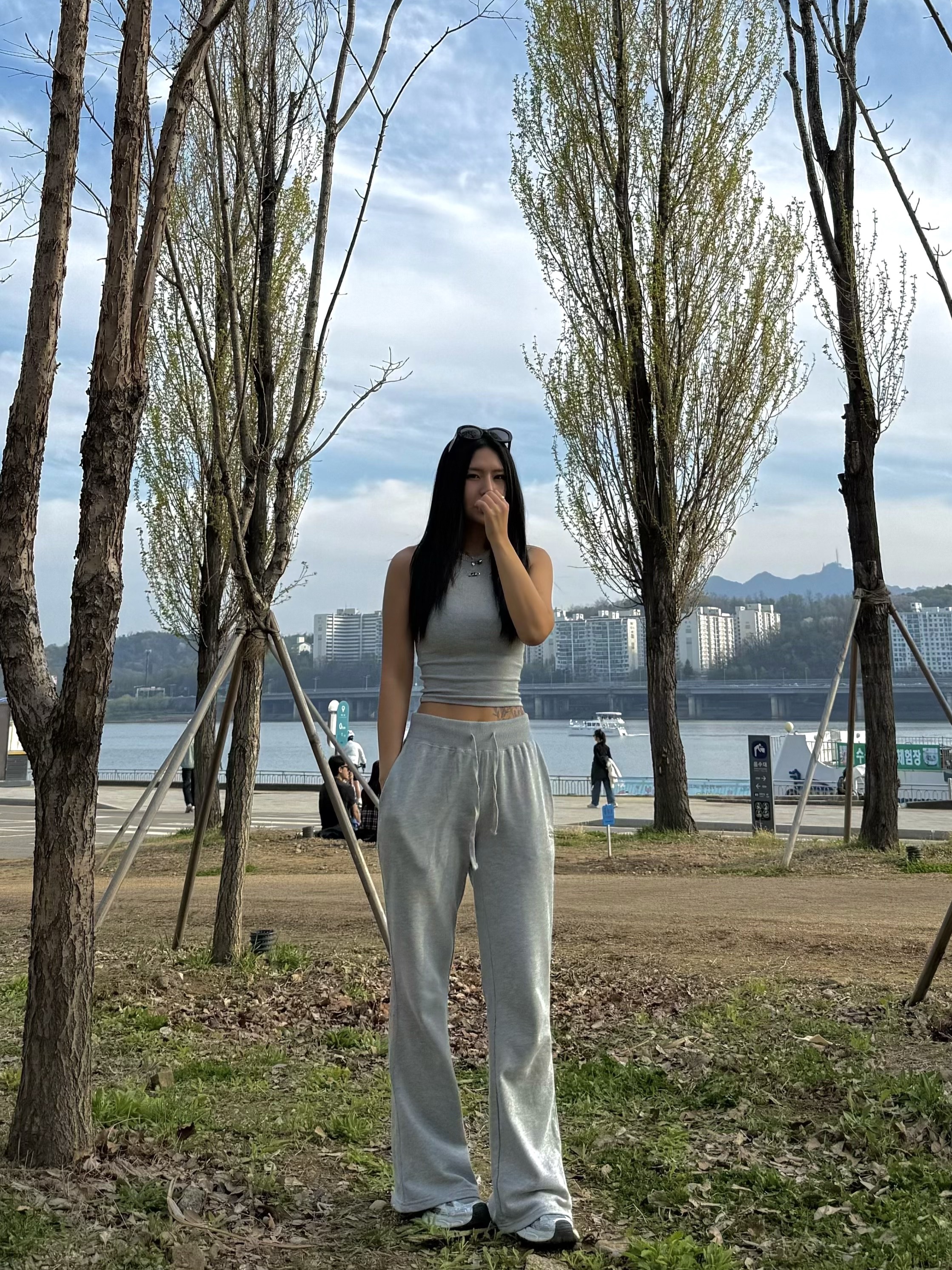 BORN TO WIN B Pendant Ribbed Semi Crop Sleeveless Melange Grey, BORN TO WIN W Silver B Boots Cut Sweat Pants Melange Grey 착용 스타일 - 1