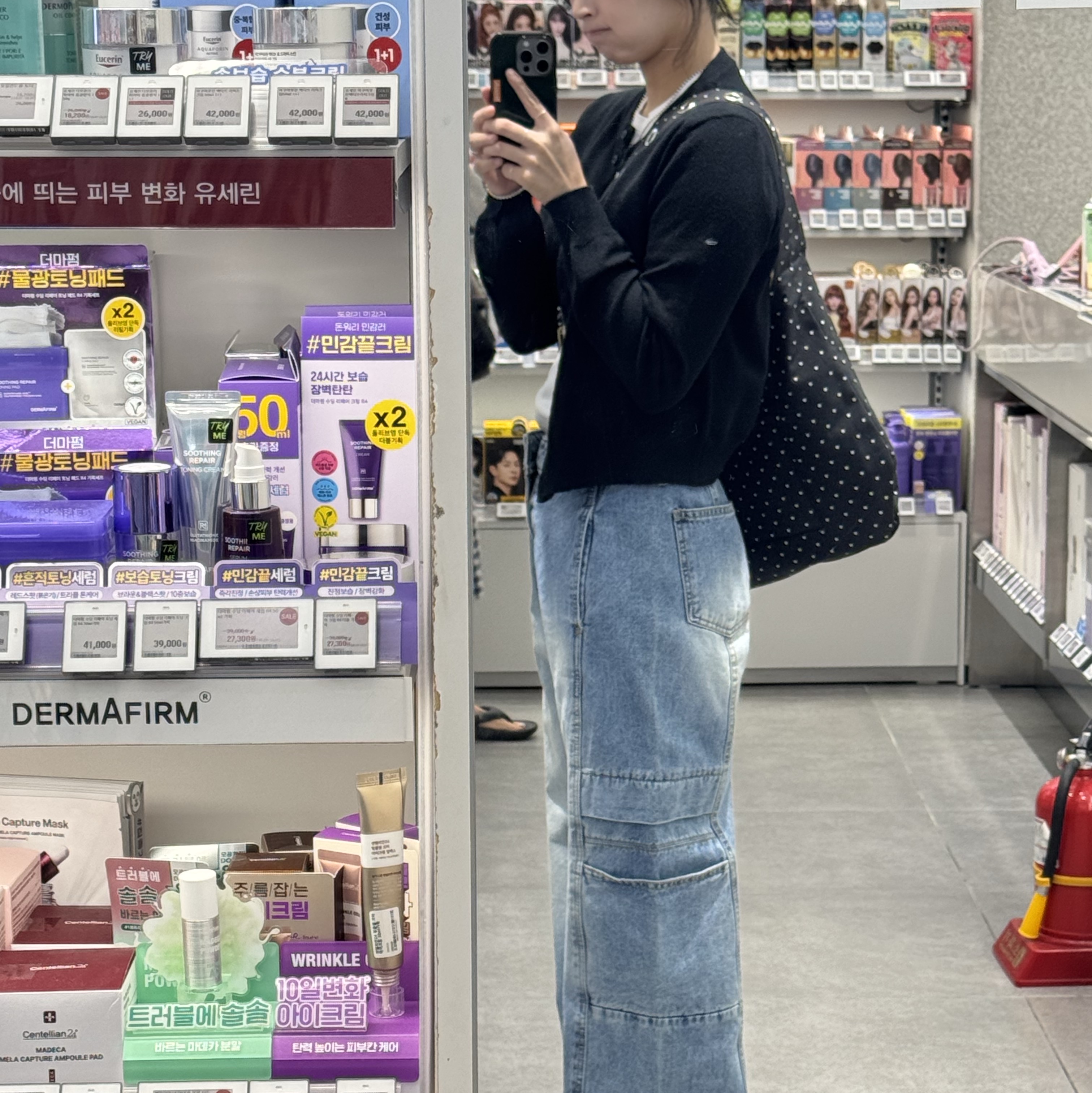 Prada Re-Edition 2000 Re-Nylon Mini Shoulder Bag Black, Louis Vuitton Onthego East West Monogram Empreinte Black 착용 스타일 - 7