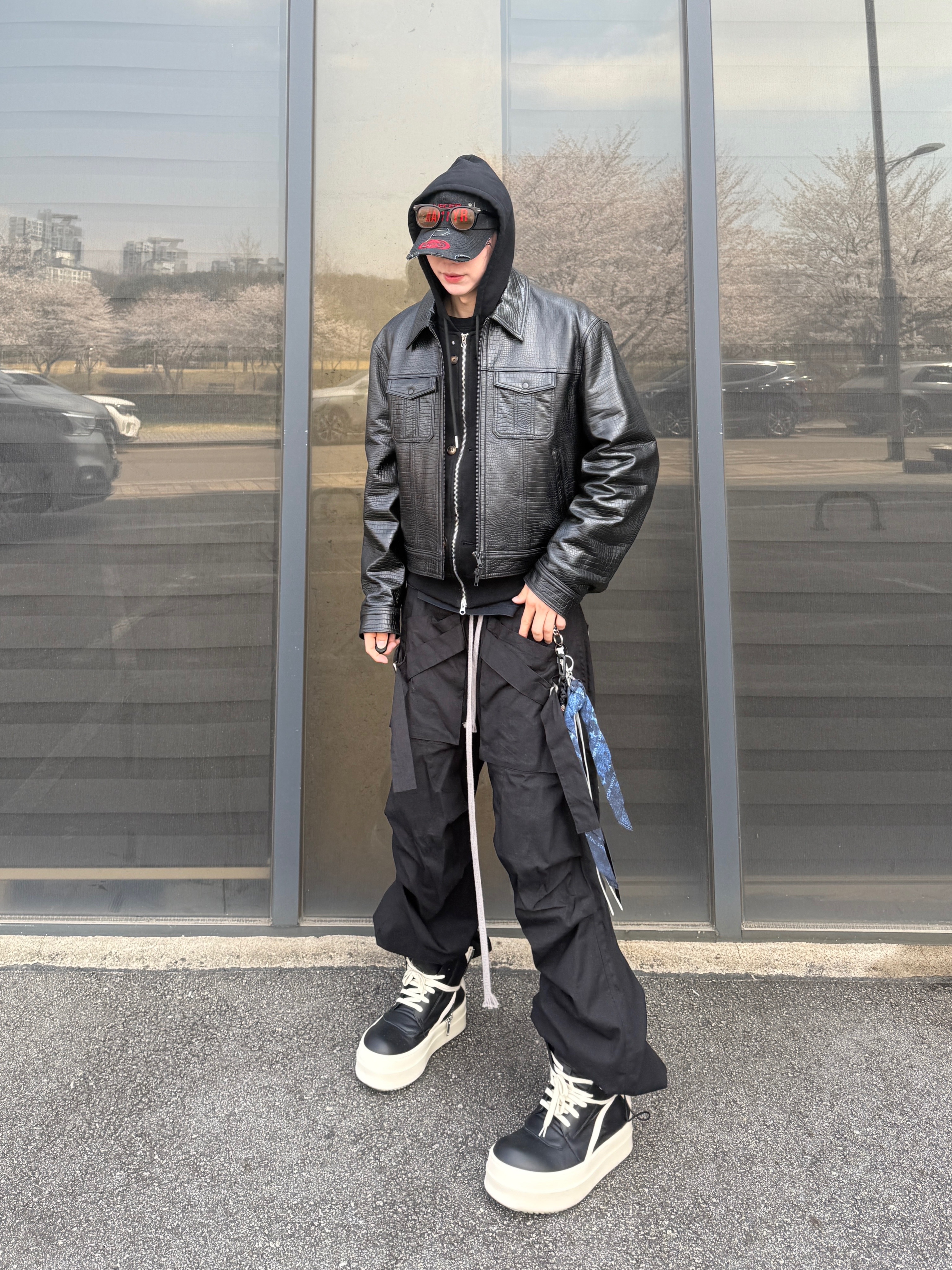 Rick Owens Hollywood Mega Bumper Geobasket in Full Grain Calf Leather Black Milk, Wapworks Wide Safety Cargo Pants Black 착용 스타일 - 3
