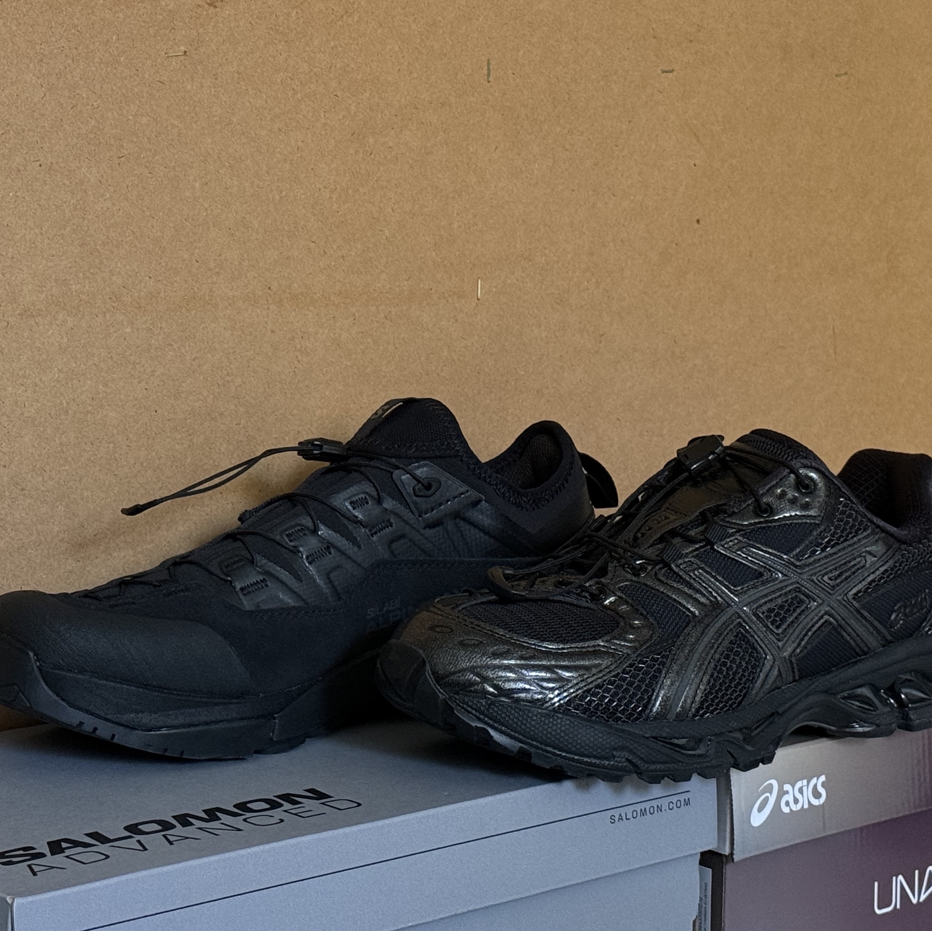 Salomon Alpinway Advanced Black Asphalt, Asics x Unaffected Gel-Nimbus 10.1 Black Black 착용 스타일
