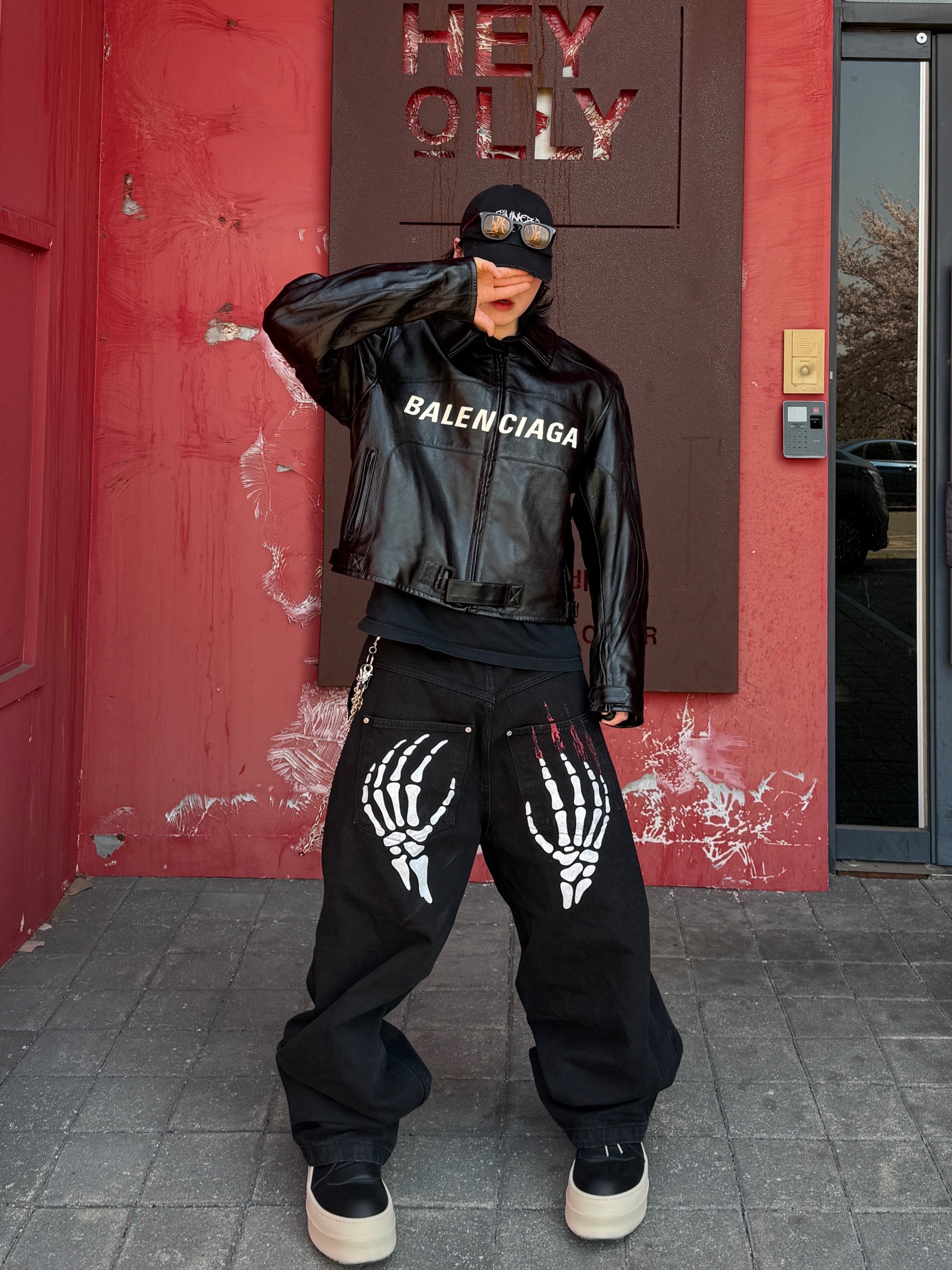 Rick Owens Hollywood Mega Bumper Geobasket in Full Grain Calf Leather Black Milk 착용 스타일 - 1