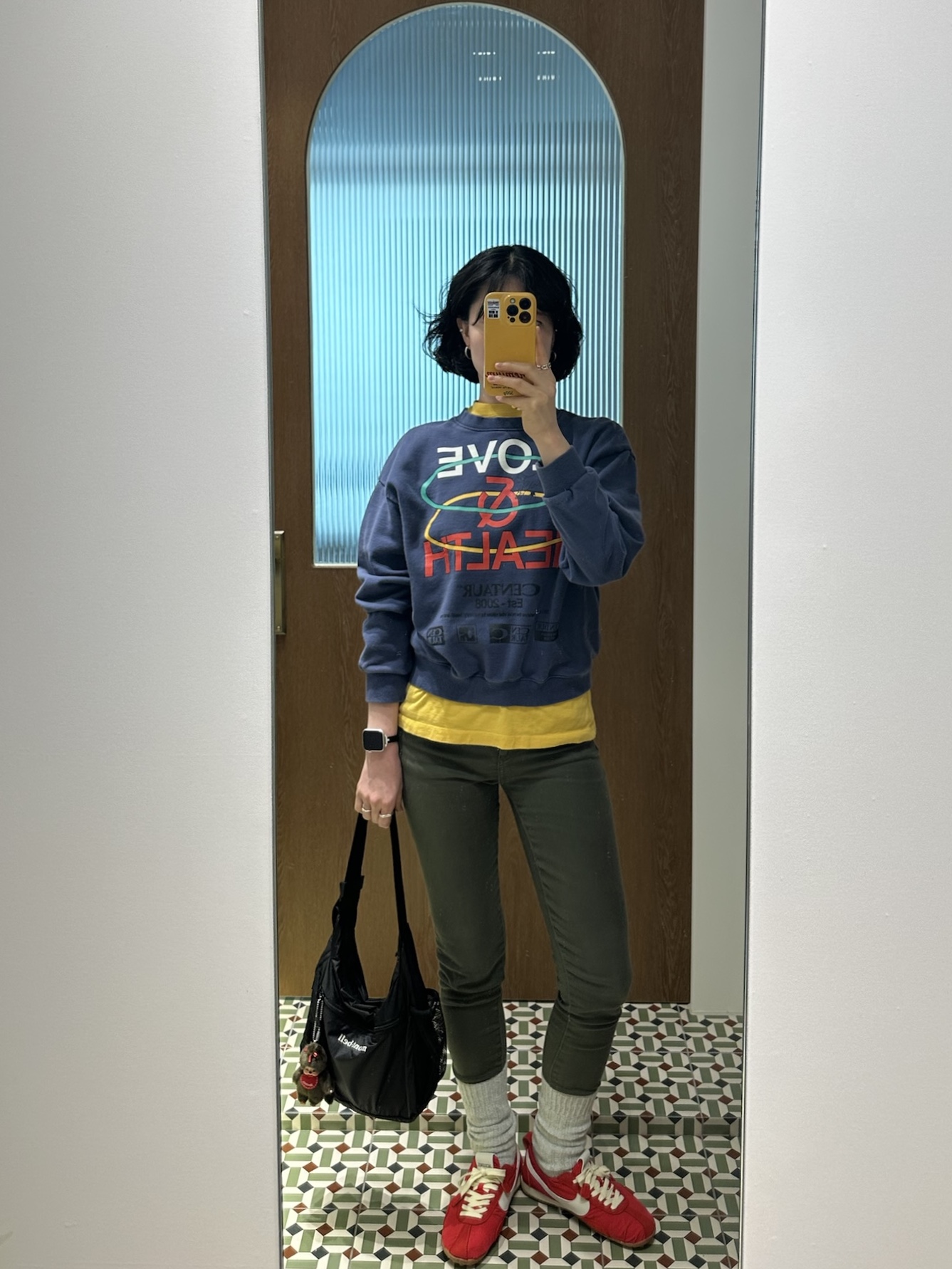 Montbell Pocketable Light Shoulder Bag Small Black, Nike x Jacquemus Moon Shoe SP University Red and Bicycle Yellow 착용 스타일 - 1