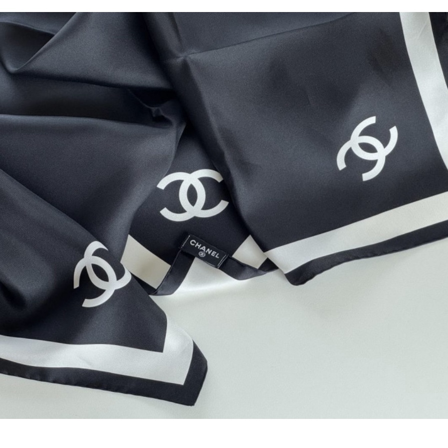 Chanel Square Scarf Silk Twill & Black Ivory 착용 스타일