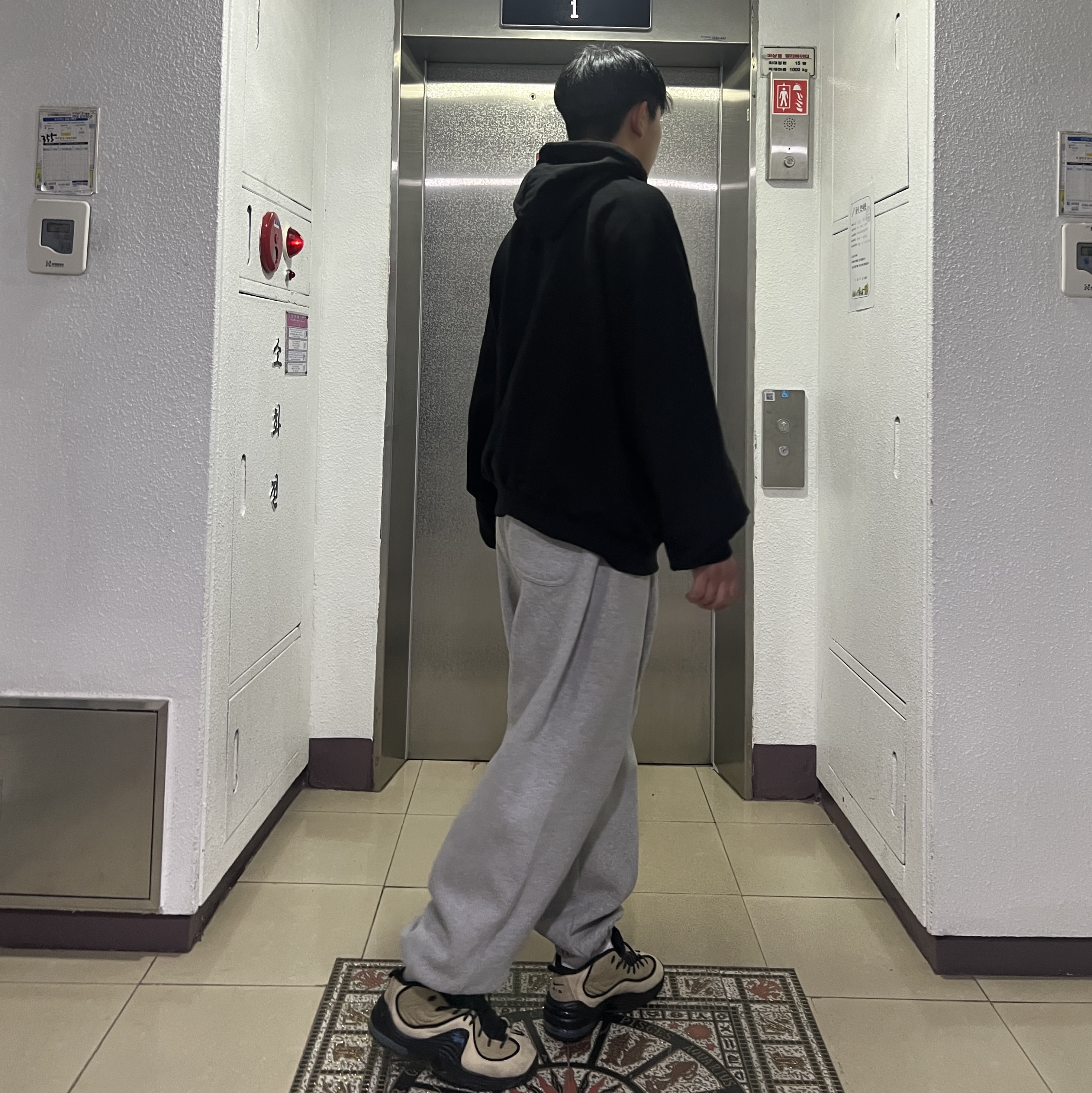 Undermycar Mu.03 Anti Fxxking Logo Play Oversized Sweat Jogger Melange Gray, Undermycar Mu.09 Anti Fxxking Logo Play Oversized Hoodie Black 착용 스타일 - 2