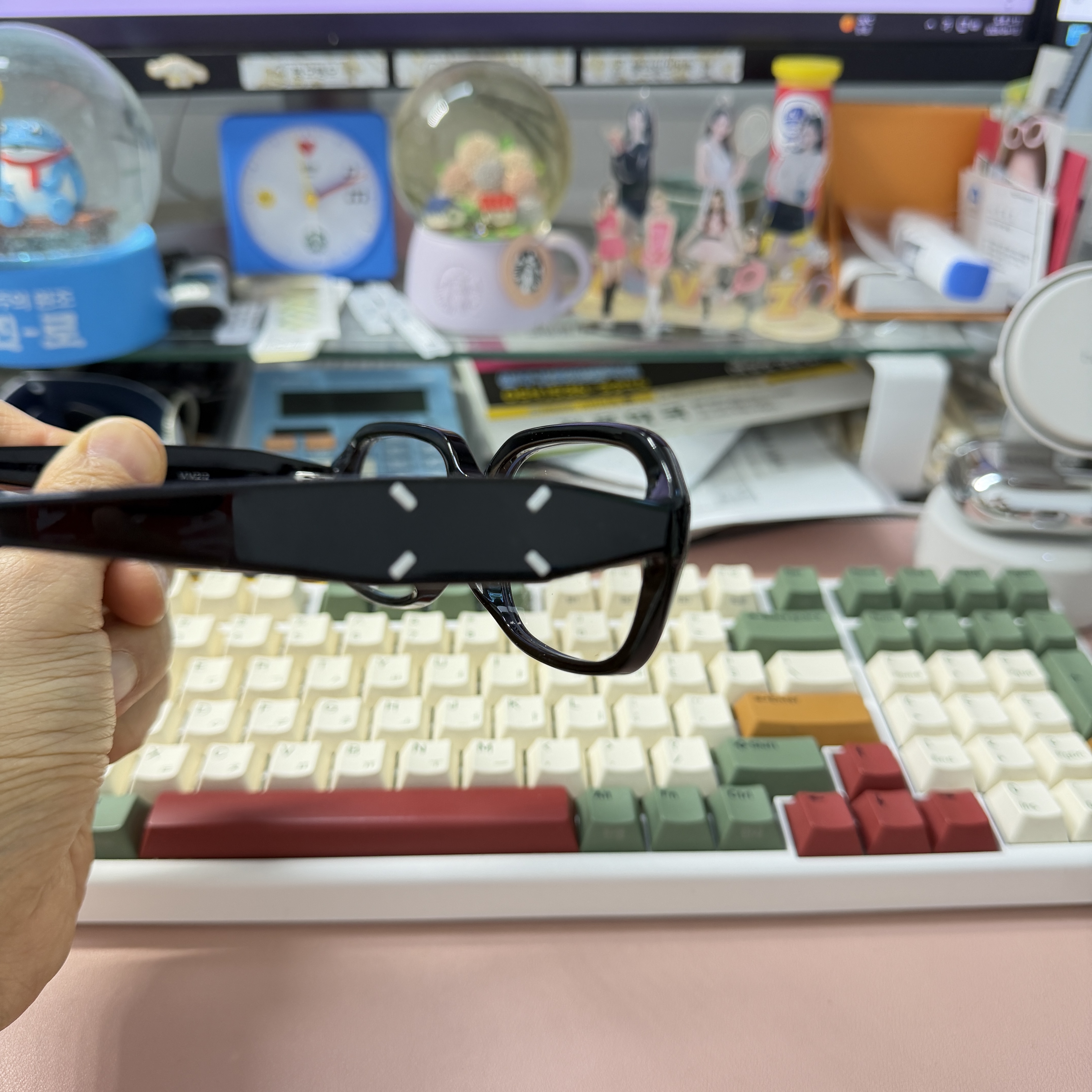 Gentle Monster x Maison Margiela MM212 Black Clear 착용 스타일 - 1