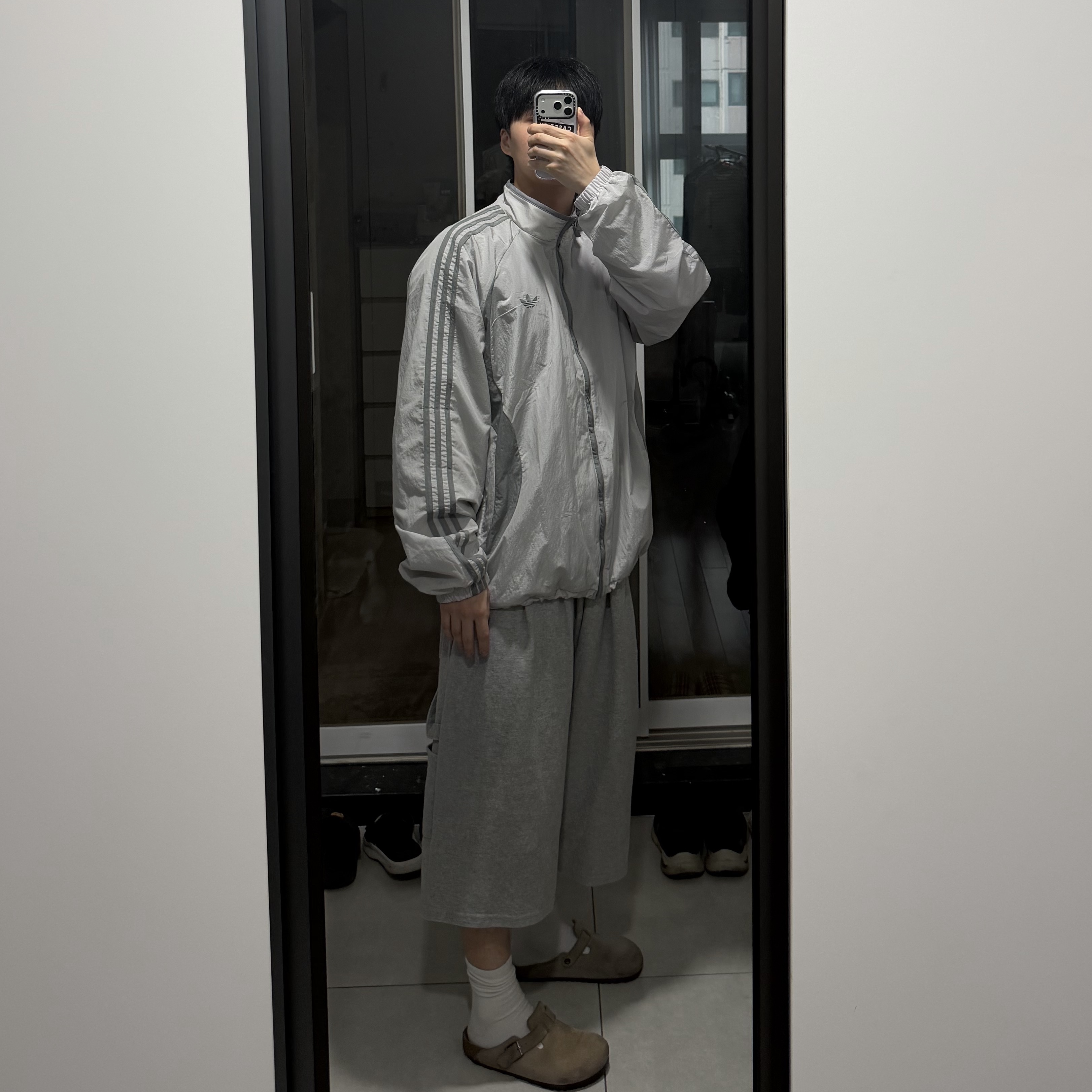 Adidas Adicolor 2000s Woven Track Top Grey Two Grey Three - US Sizing, Adidas Adicolor 2000s Woven Track Top Grey Two Grey Three - KR Sizing 착용 스타일 - 2