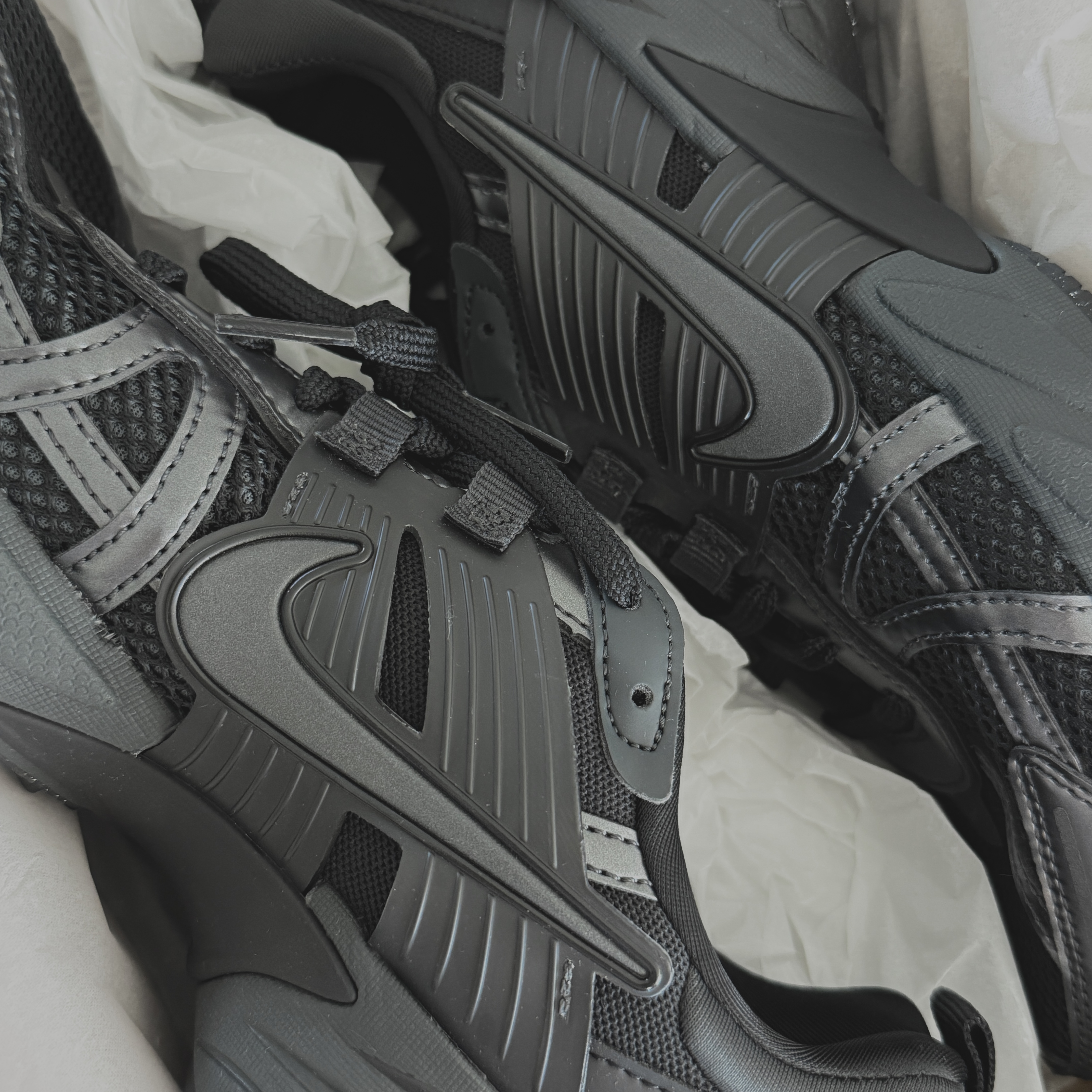Nike V2K Run Black Anthracite 착용 스타일 - 1