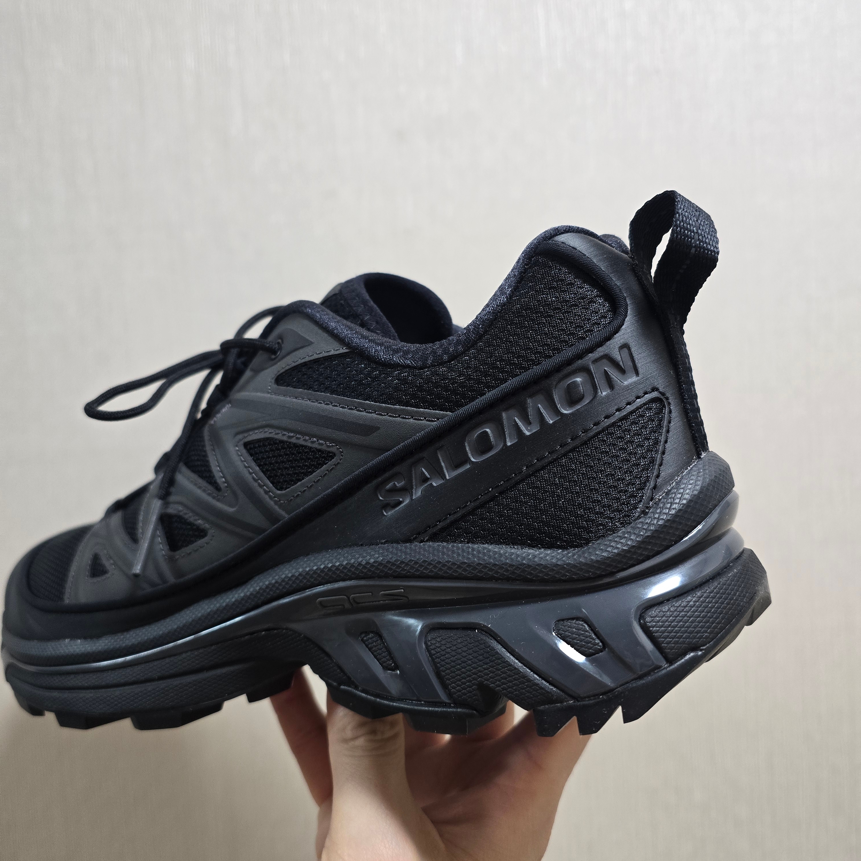 Salomon XT-6 Expanse Black Ebony 착용 스타일 - 3