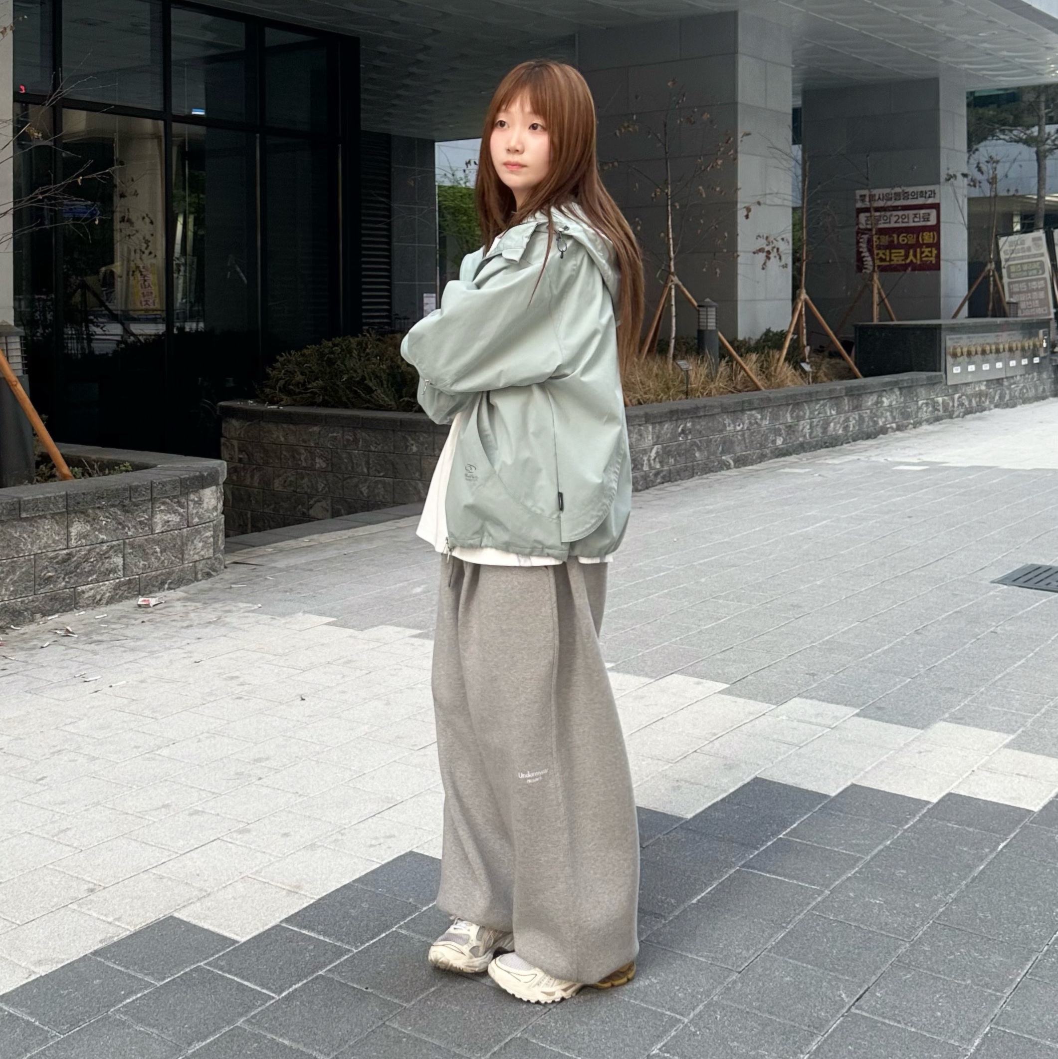 Undermycar Mu.03 Anti Fxxking Logo Play Oversized Sweat Jogger Melange Gray 착용 스타일 - 4