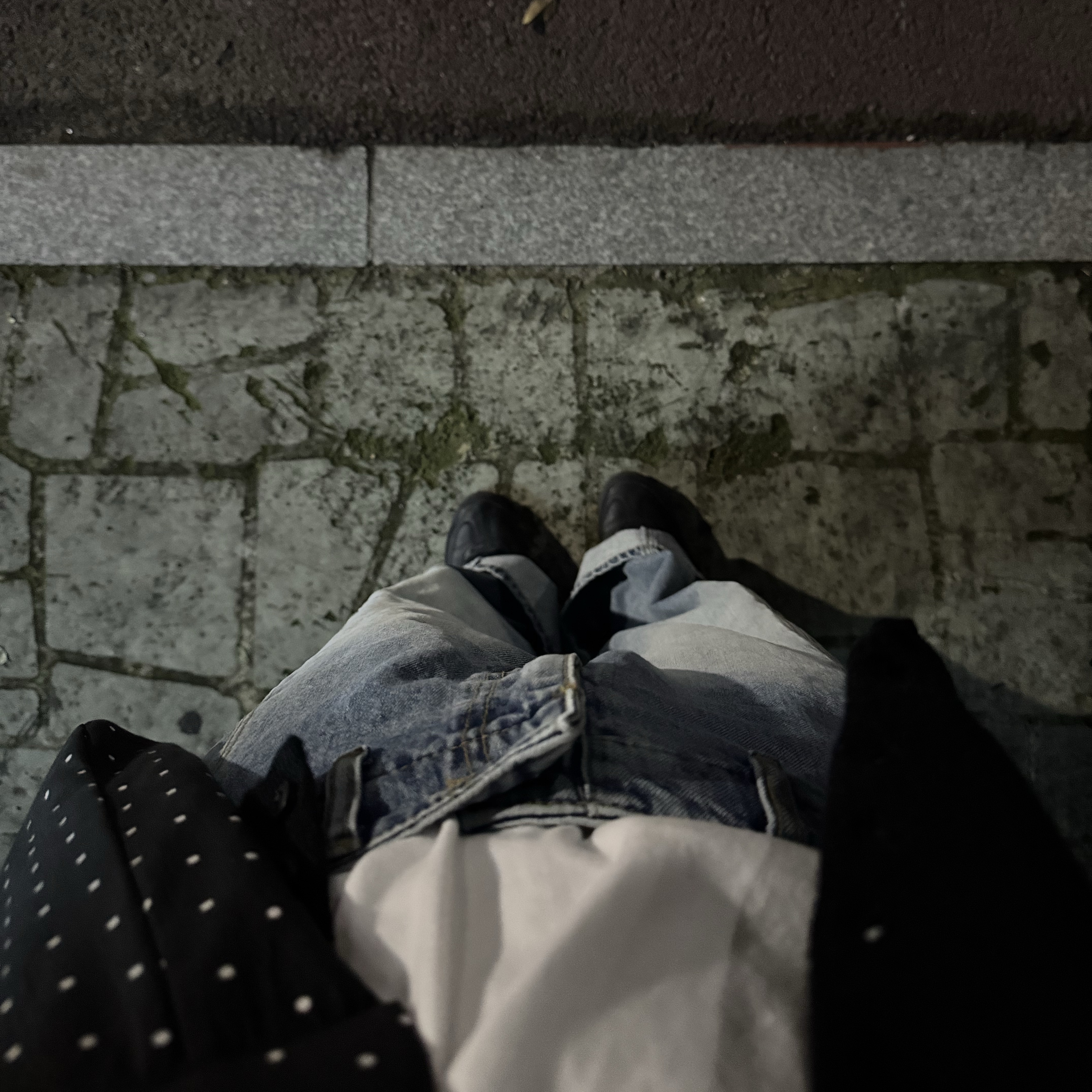 Prada Re-Edition 2000 Re-Nylon Mini Shoulder Bag Black, Louis Vuitton Onthego East West Monogram Empreinte Black 착용 스타일 - 8