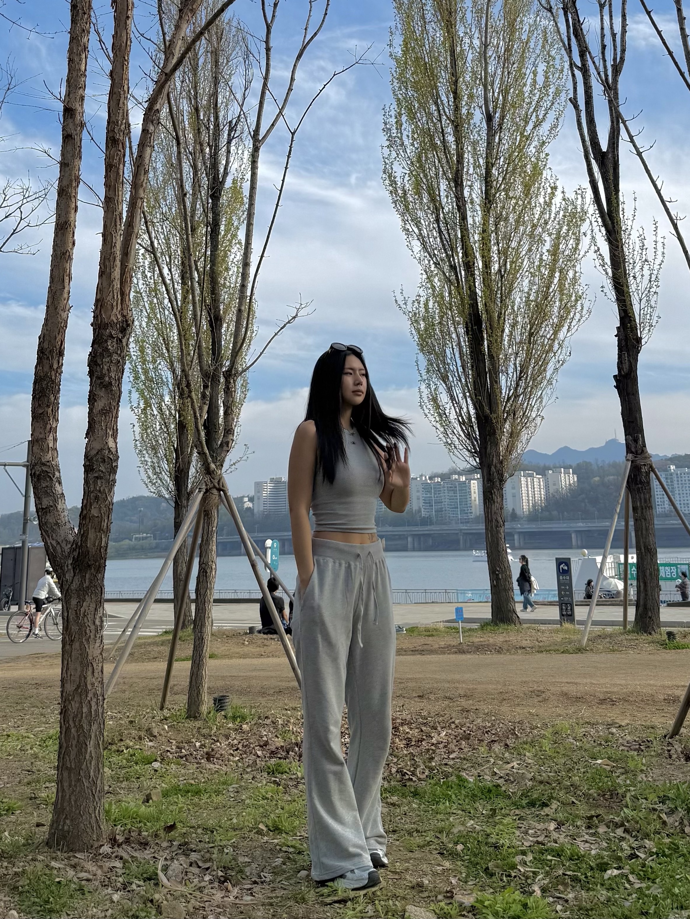 BORN TO WIN B Pendant Ribbed Semi Crop Sleeveless Melange Grey, BORN TO WIN W Silver B Boots Cut Sweat Pants Melange Grey 착용 스타일 - 2