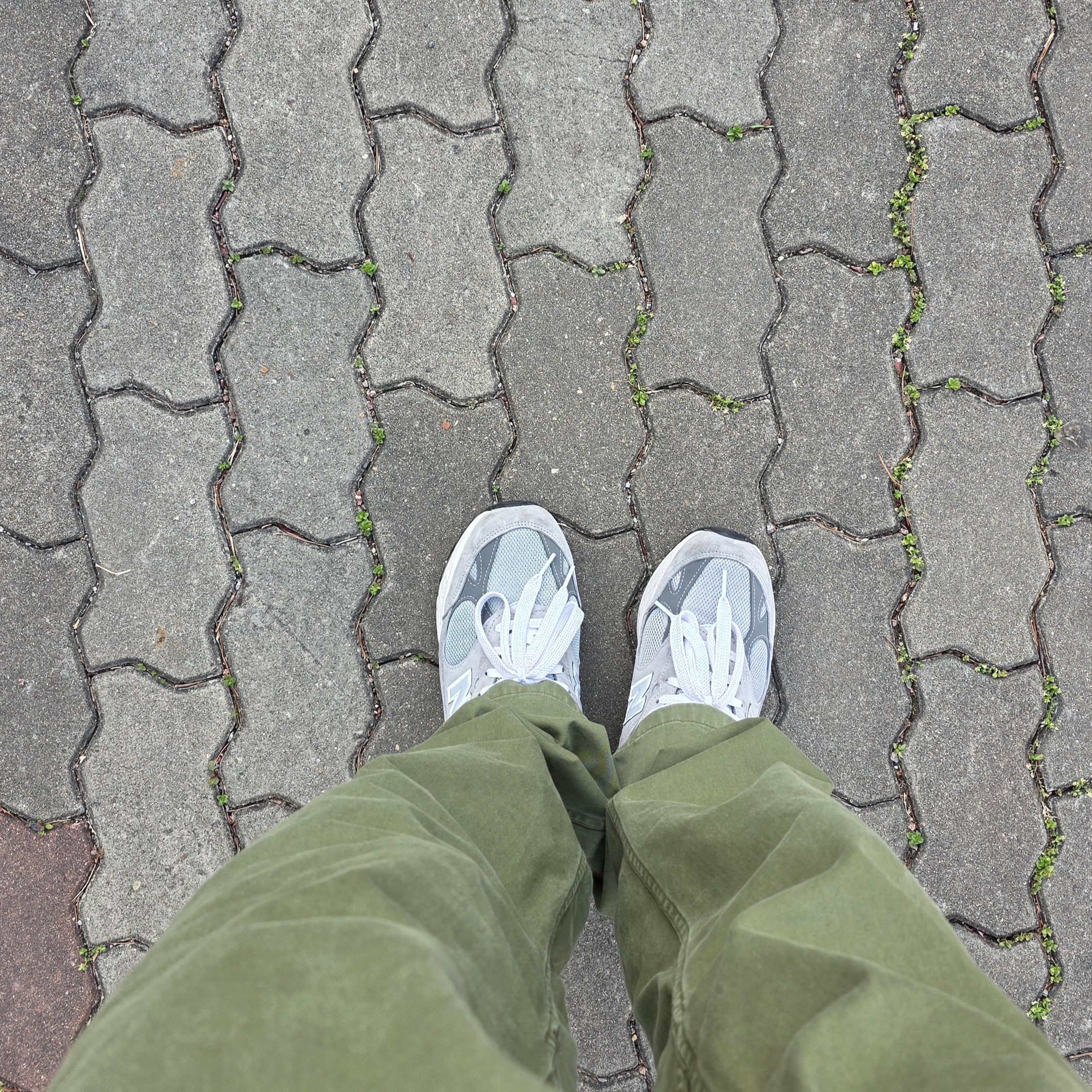 Gramicci Straight Twill Pants Olive - US Sizing, New Balance 993 Made in USA Grey - D Standard 착용 스타일