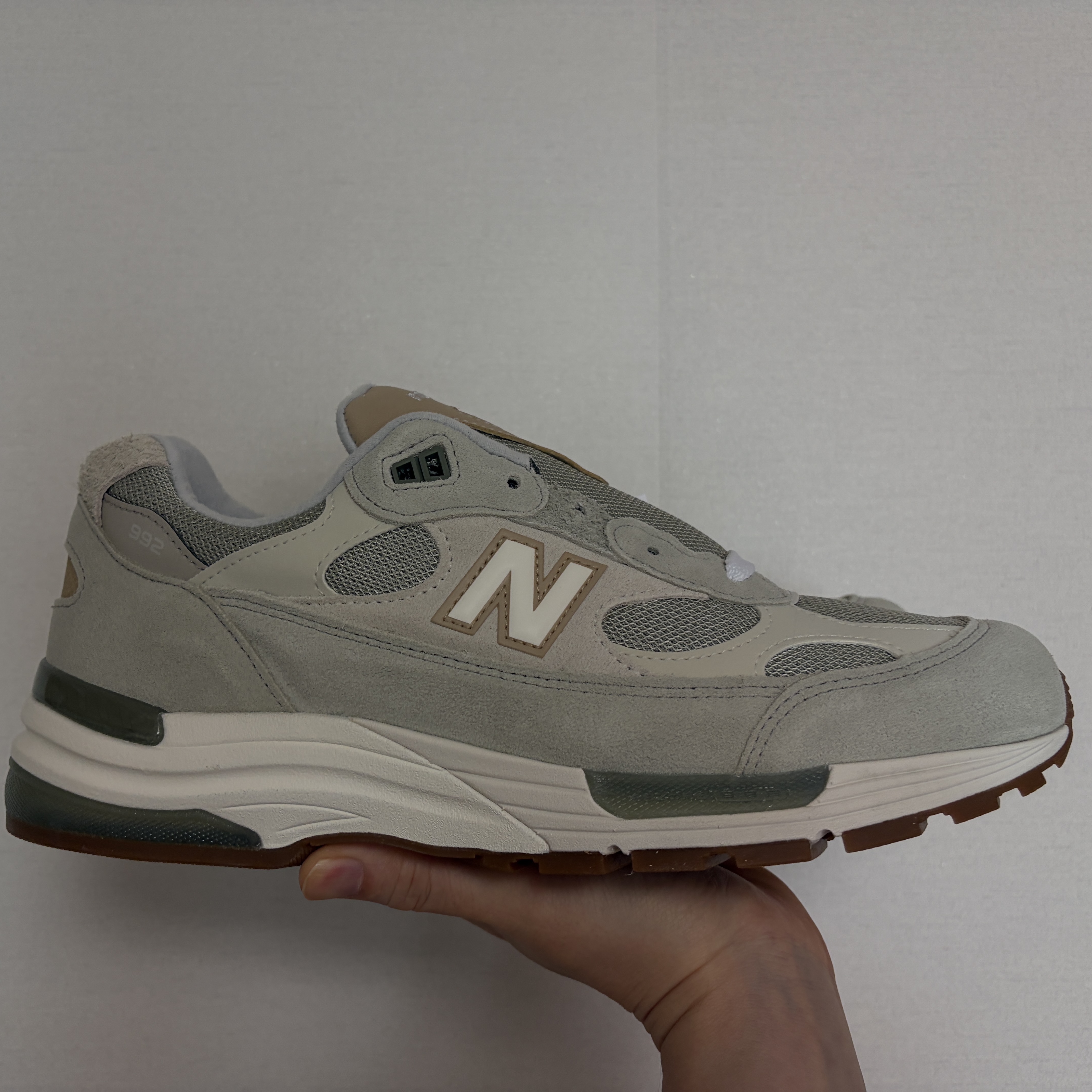 New Balance x Teddy Santis 992 Made in USA Olivine Incense 착용 스타일 - 1