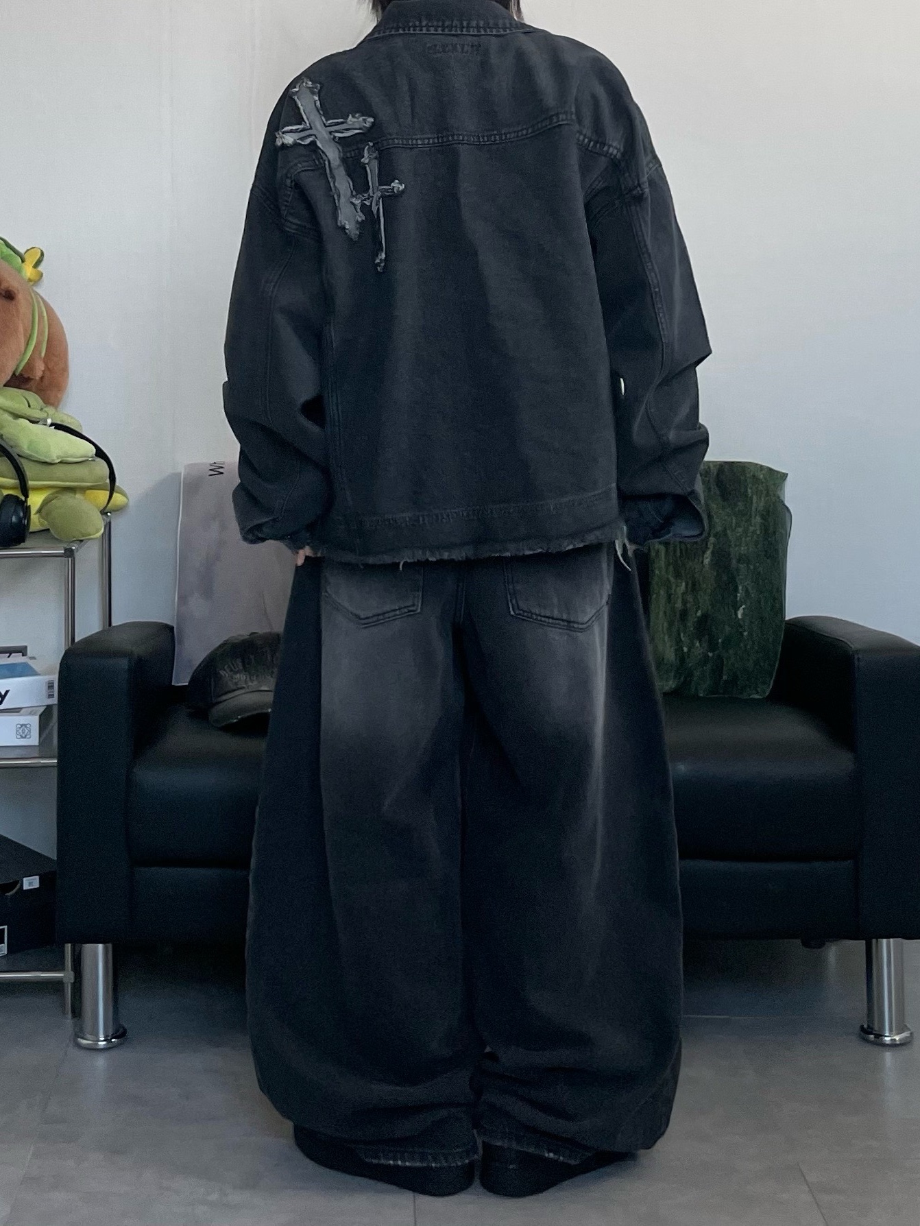 (W) Nike Air Force 1 '07 Low Triple Black 착용 스타일 - 6