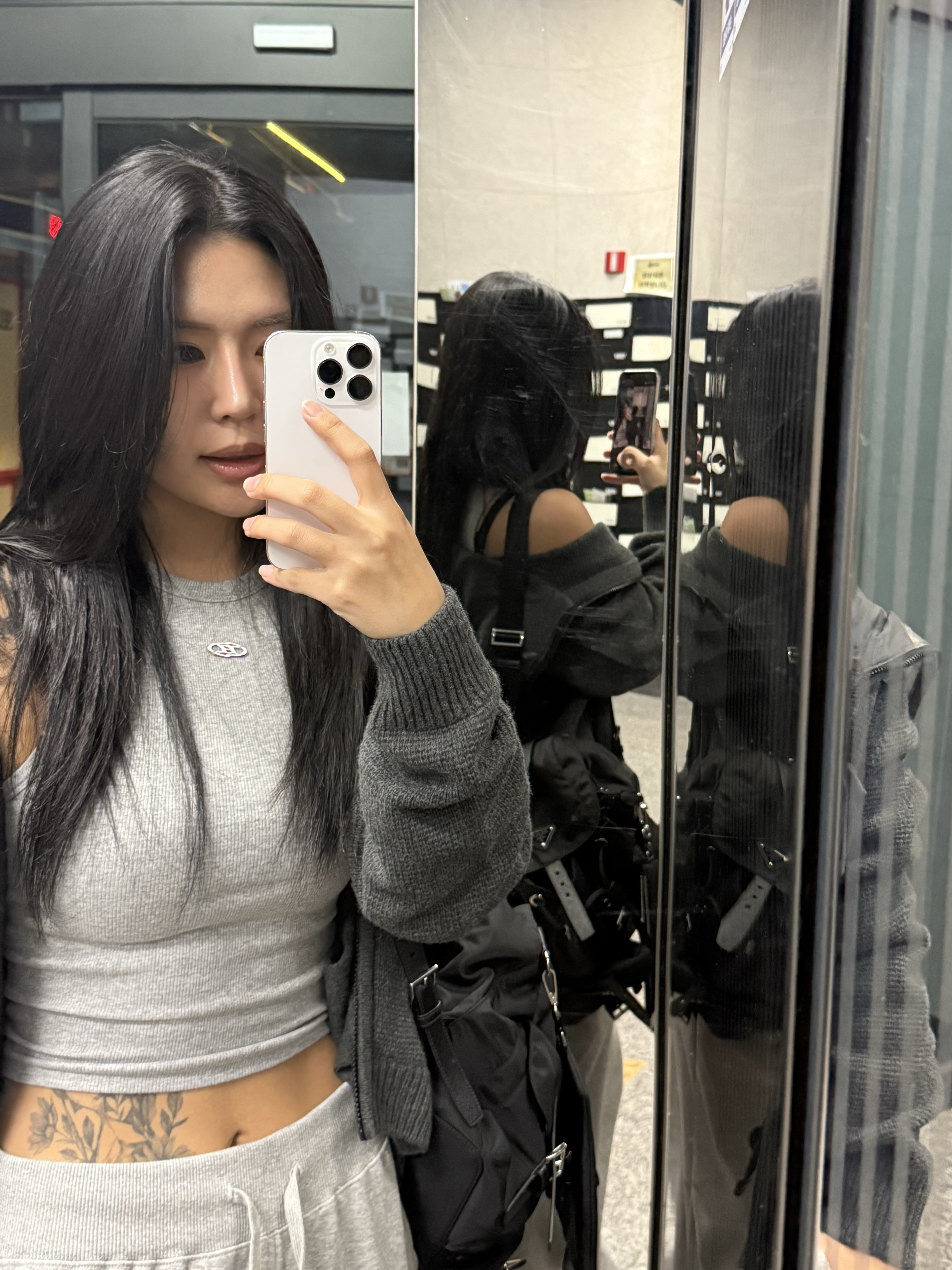 BORN TO WIN B Pendant Ribbed Semi Crop Sleeveless Melange Grey, BORN TO WIN W Silver B Boots Cut Sweat Pants Melange Grey 착용 스타일 - 3